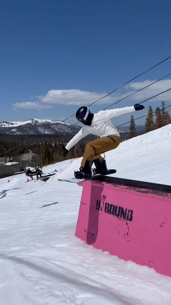 ショーン・ホワイトのインスタグラム：「Testing out next seasons boards! Feels good to knock some dust off the rails at  Mammoth mountain ☀️⛄️」