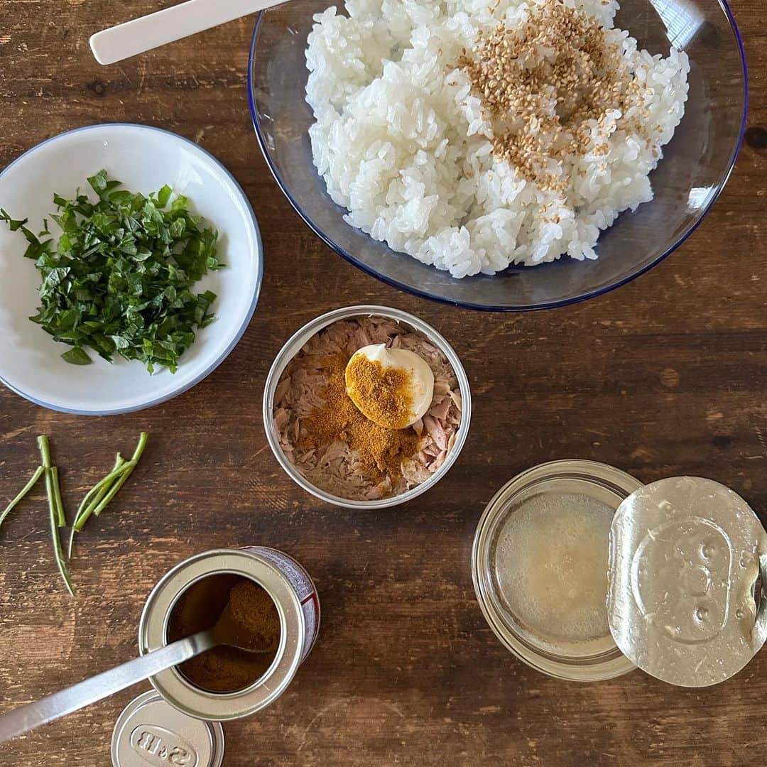 Tesshiさんのインスタグラム写真 - (TesshiInstagram)「カレー味のツナマヨでおにぎり Onigiri with curry flavored tuna mayo #ごちそうおにぎり #yummy #homemade #healthy #onigiri #curry #tunamayo #おいしい #おにぎり #おむすび #ツナマヨ #カレー #マカロニメイト #フーディーテーブル #手作り  真ん中に埋めました🍙 油を切ったツナ缶、マヨネーズ大1〜、カレー粉小1/2〜、しょうゆorめんつゆ少し Canned tuna, 1~ tbsp mayonnaise, 1/2~ tsp curry powder and a little bit of soy sauce or Mentsuyu sauce  ツナ缶の残り油＋ぽん酢=ドレッシング Salad dressing… leftover canned tuna oil with ponzu sauce  @yukitsubakiofficial #魚沼産コシヒカリ #雪椿 の公式サイト、ふるさと納税サイト、楽天市場、Yahoo!ショッピング、ギフトモールで #新米予約受付中 です。 #お米好きな人と繋がりたい 🍚」5月19日 23時02分 - tmytsm
