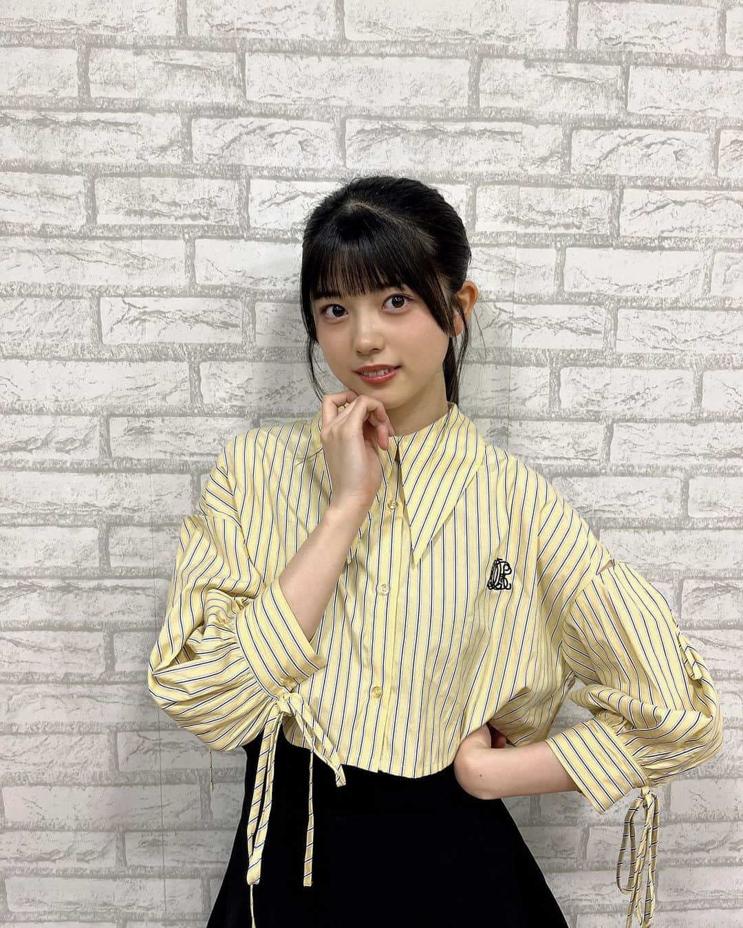 坂下真心のインスタグラム：「⌇ 𝗒𝖾𝗅𝗅𝗈𝗐 ⁡ ⁡ トップス、珍しくカラーを選びました！💛 ⁡ クロップド丈でかわいい(⸝⸝ɞ̴̶̷ ·̫ ‹⸝⸝ᐡ)~☆ ⁡ このとき前髪切りたてほやほやでちょっと気にしてます、笑 ⁡ ⁡ ⁡ #05 #idol #nmb48 #nmb #jk #ljk  #ストライプシャツ #シャツコーデ #春コーデ #イエローコーデ #ootd #160cm #chico  #前髪もクロップド丈 （？）」