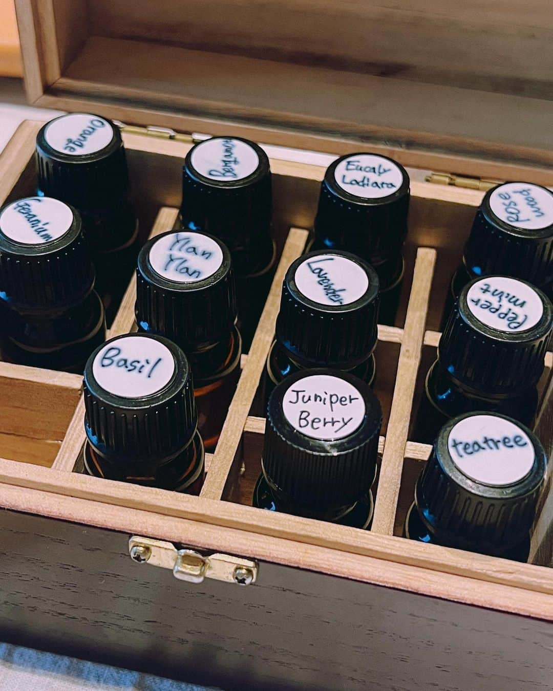 イアリサさんのインスタグラム写真 - (イアリサInstagram)「@fragrance_yes  @eatripsoil  植物蒸留のアロマサンスクリーン作ってきました。 ひとりでWS行くの久しぶりでちょっとドキドキしました。笑  自分で選んだ香りを混ぜたサンクスリーンは嗅いだことがあるようでないような...自分にとって大切にできる香りになりました。 私は皆さんからは華やかで爽やかな香りと言われました！その中に少し甘い香りがします。なんだろな〜 みんなに嗅いでほしいよぅ。  アロマの残りはティッシュに垂らして持ち帰り、今もクンクン嗅いでいます。ずっと。ずーっと。  人が作った香りや単品の香りを嗅ぎ続けることはありませんが、やはり自分が求めた香りなのでずっと嗅げるんだなぁと思います。 自分という存在がいま植物に求めたものが目の前で形として香りとしてできたということですもんね。  24種類の香りから5種類を選ぶ工程はとてもおもしろく、全部バッグに忍ばせておきたい！と思うほどいい香りで。  私はなんでもすぐに効果が出るもんで たくさんのピュアでナチュラルな香りを体内に得たので、帰って気絶するように寝ました。笑  ここ数年香りにはこだわって生きてきてますが改めて、鼻、侮れん。いや、鼻の大切さを確認できました。自分の嗅覚もっと大切にしよう。  目はモノを見ると周りの景色もボヤけて見えますが、そうだな...ノイキャンした時の耳みたいな感じですよね香りって。 目を瞑って香りを嗅ぐと、香りが隣にいるんじゃなくて香りそのものに自分がなったような感覚。好きだな〜。  ここ数年海に行く時は できるだけ海に迷惑がかからないサンスクリーンを使っていたので、今年の夏は自分で作ったものを使う予定です。  香りだけでここまで体が緩むのは初めてです。 温泉や自然に行くこと私大好きなんですけどどうしても東京では難しくて... でも、東京で自然を感じれる生き方を教わりました。  もう把握できないほどの情報やモノが溢れかえる世界ですが、自分を救ってくれるもの、自分を豊かにサポートしてくれるものはとてもシンプルなものなんだと思います。  いい体験ができました。 また行きたいです。  #最後のフレグランススプレーはもう3本目でいつもBAGに入れてます」5月19日 23時03分 - _i.arisa_