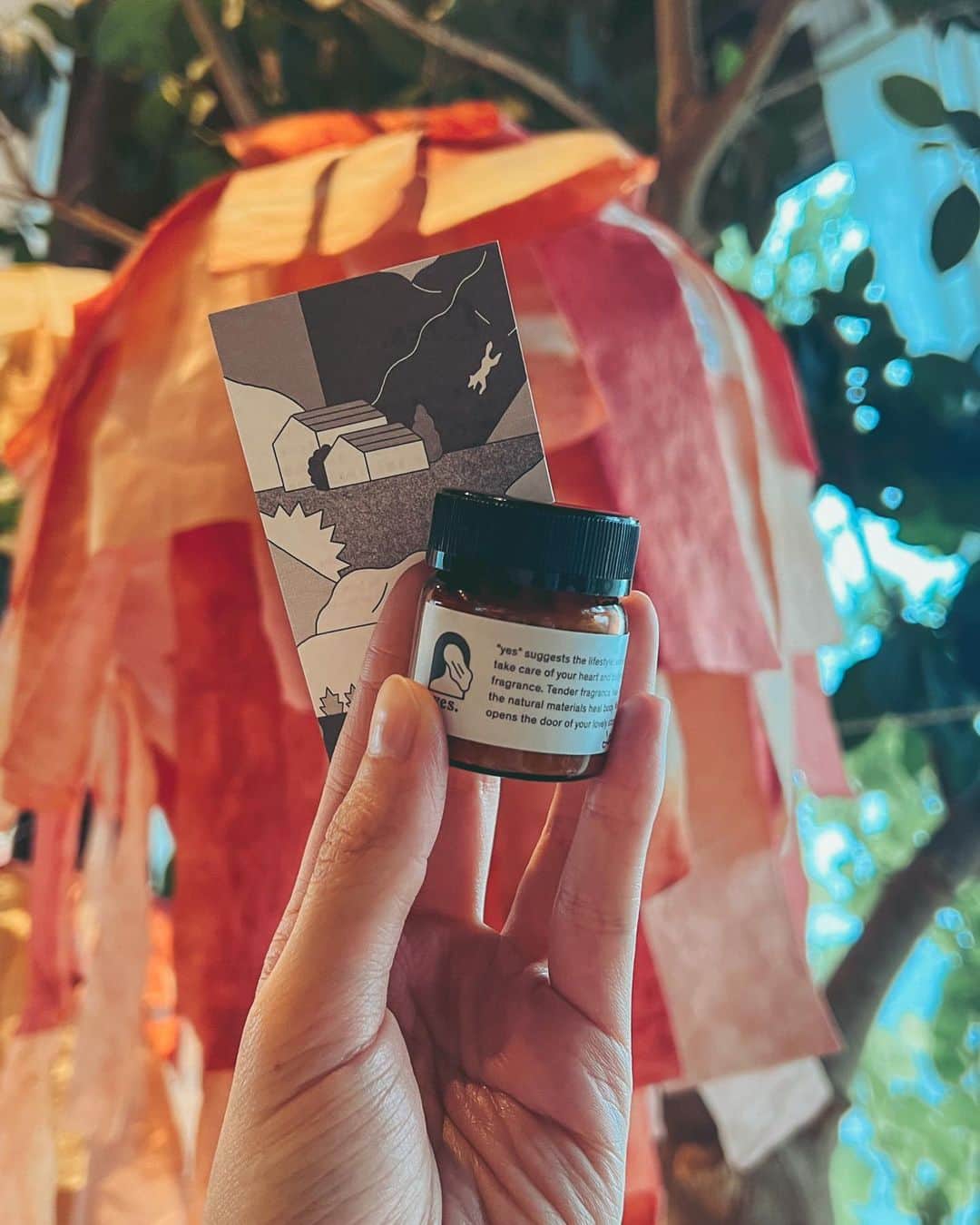 イアリサさんのインスタグラム写真 - (イアリサInstagram)「@fragrance_yes  @eatripsoil  植物蒸留のアロマサンスクリーン作ってきました。 ひとりでWS行くの久しぶりでちょっとドキドキしました。笑  自分で選んだ香りを混ぜたサンクスリーンは嗅いだことがあるようでないような...自分にとって大切にできる香りになりました。 私は皆さんからは華やかで爽やかな香りと言われました！その中に少し甘い香りがします。なんだろな〜 みんなに嗅いでほしいよぅ。  アロマの残りはティッシュに垂らして持ち帰り、今もクンクン嗅いでいます。ずっと。ずーっと。  人が作った香りや単品の香りを嗅ぎ続けることはありませんが、やはり自分が求めた香りなのでずっと嗅げるんだなぁと思います。 自分という存在がいま植物に求めたものが目の前で形として香りとしてできたということですもんね。  24種類の香りから5種類を選ぶ工程はとてもおもしろく、全部バッグに忍ばせておきたい！と思うほどいい香りで。  私はなんでもすぐに効果が出るもんで たくさんのピュアでナチュラルな香りを体内に得たので、帰って気絶するように寝ました。笑  ここ数年香りにはこだわって生きてきてますが改めて、鼻、侮れん。いや、鼻の大切さを確認できました。自分の嗅覚もっと大切にしよう。  目はモノを見ると周りの景色もボヤけて見えますが、そうだな...ノイキャンした時の耳みたいな感じですよね香りって。 目を瞑って香りを嗅ぐと、香りが隣にいるんじゃなくて香りそのものに自分がなったような感覚。好きだな〜。  ここ数年海に行く時は できるだけ海に迷惑がかからないサンスクリーンを使っていたので、今年の夏は自分で作ったものを使う予定です。  香りだけでここまで体が緩むのは初めてです。 温泉や自然に行くこと私大好きなんですけどどうしても東京では難しくて... でも、東京で自然を感じれる生き方を教わりました。  もう把握できないほどの情報やモノが溢れかえる世界ですが、自分を救ってくれるもの、自分を豊かにサポートしてくれるものはとてもシンプルなものなんだと思います。  いい体験ができました。 また行きたいです。  #最後のフレグランススプレーはもう3本目でいつもBAGに入れてます」5月19日 23時03分 - _i.arisa_
