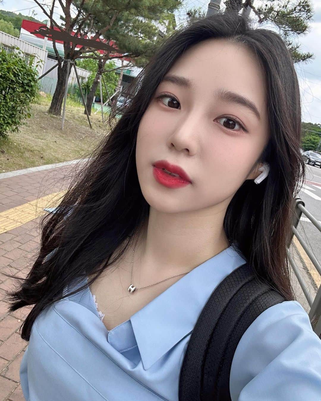 ZUYONIさんのインスタグラム写真 - (ZUYONIInstagram)「아.. 에어팟 저렇게 꽂는 거 아닌데,, 요즘 셀카 너무 ...