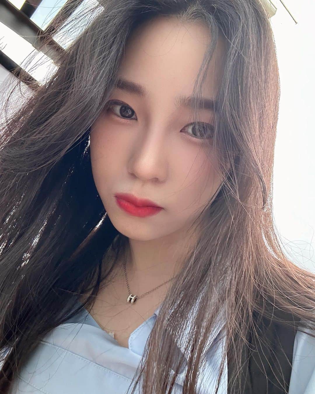 ZUYONIさんのインスタグラム写真 - (ZUYONIInstagram)「아.. 에어팟 저렇게 꽂는 거 아닌데,, 요즘 셀카 너무 ...