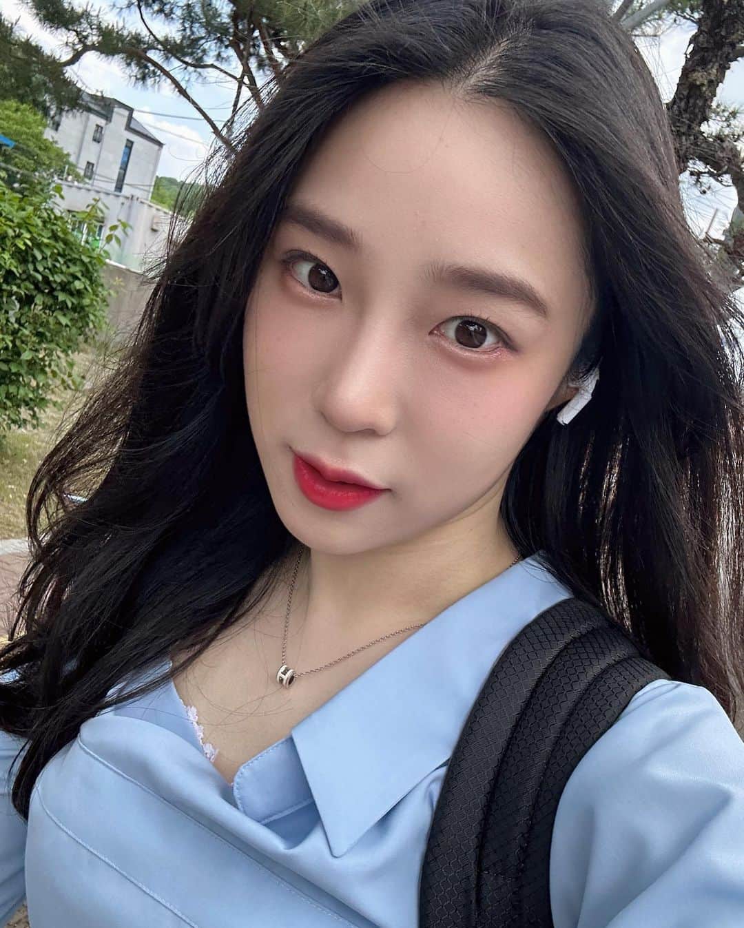 ZUYONIさんのインスタグラム写真 - (ZUYONIInstagram)「아.. 에어팟 저렇게 꽂는 거 아닌데,, 요즘 셀카 너무 ...