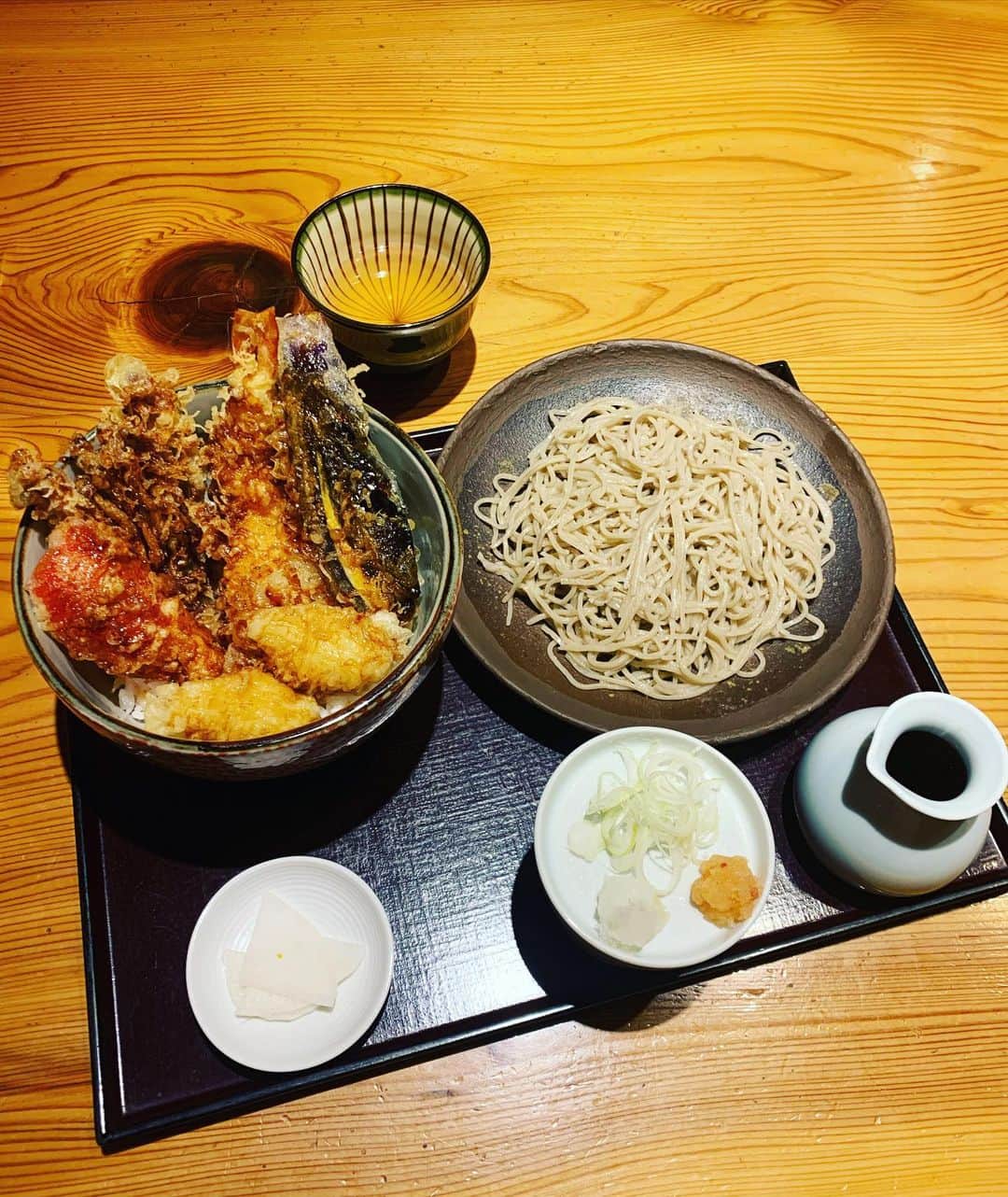 KagitaYukikoさんのインスタグラム写真 - (KagitaYukikoInstagram)「(o^^o)💕 東京出張のディナーは パワースポットでもあり✨✨  海老ぷりっぷりな てんど〜ん🍤💕  に、お蕎麦もなんて 美味しいんだ(´∀｀*)✨✨  食後の スイーツには、 小豆とチョコのテリーヌ🍫✨ インド産のコーヒー☕️✨  蕎麦茶と 蕎麦湯が飲めるのも 最高〜(๑>◡<๑)💕  笑顔が素敵で、 とっても愛想の良い ご主人が印象的な お店✨✨  パワースポット✨✨  @seiroyanakano  ＊蕎麦レストラン＊  保存から加熱まで 強力な遠赤外線で調理した 超健康食✨✨  絶対に胃もたれしない天丼 美肌になるスィーツ 高波動食。高波動空間。  気になるでしょッ(๑˃̵ᴗ˂̵)💕  #ゆきんこ　 #グルメ #中野 #高円寺　 PR @seiroyanakano #せいろや  #健康飲食  #自然食  #健康美  #高円寺グルメ  #高円寺そば  #波動  #パワースポット」5月19日 23時08分 - mermaid.yukinko