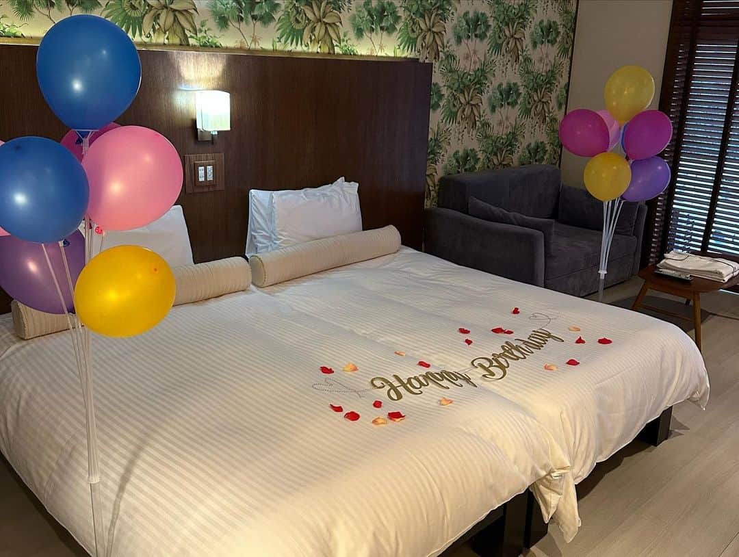 松下玲緒菜さんのインスタグラム写真 - (松下玲緒菜Instagram)「嬉しい🎂⭐️ . . . ラカーサ パナシア 沖縄リゾートさんにご招待いただき沖縄に遊びに行ってきたよ🌻 お部屋に入ったらままとホテルのスタッフさんがまさかの誕生日サプライズしてくれて感動… 素敵なホテルでリゾート地に来た気分でした😳  他にも大好きなサウナとか、流れるプールもあったからまた写真載せるね〜 . . .  @la_casa_panacea_okinawa_resort #沖縄リゾート #恩納村ホテル #リゾートホテル #流れるプール #プライベートリゾート #okinawa #lacasapanaceaokinawaresort #沖縄ホテル #サウナ #沖縄旅行 #沖縄 #恩納村 #プール #誕生日サプライズ #birthday PR」5月19日 23時09分 - matsushita_reona