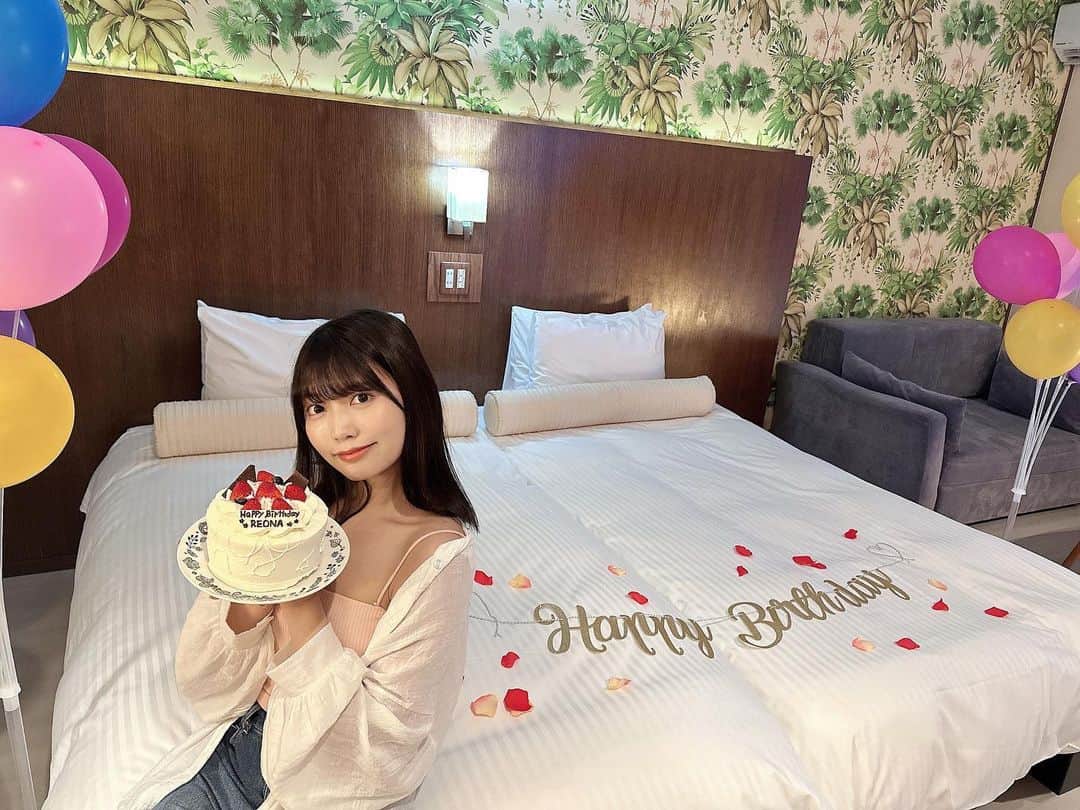 松下玲緒菜さんのインスタグラム写真 - (松下玲緒菜Instagram)「嬉しい🎂⭐️ . . . ラカーサ パナシア 沖縄リゾートさんにご招待いただき沖縄に遊びに行ってきたよ🌻 お部屋に入ったらままとホテルのスタッフさんがまさかの誕生日サプライズしてくれて感動… 素敵なホテルでリゾート地に来た気分でした😳  他にも大好きなサウナとか、流れるプールもあったからまた写真載せるね〜 . . .  @la_casa_panacea_okinawa_resort #沖縄リゾート #恩納村ホテル #リゾートホテル #流れるプール #プライベートリゾート #okinawa #lacasapanaceaokinawaresort #沖縄ホテル #サウナ #沖縄旅行 #沖縄 #恩納村 #プール #誕生日サプライズ #birthday PR」5月19日 23時09分 - matsushita_reona