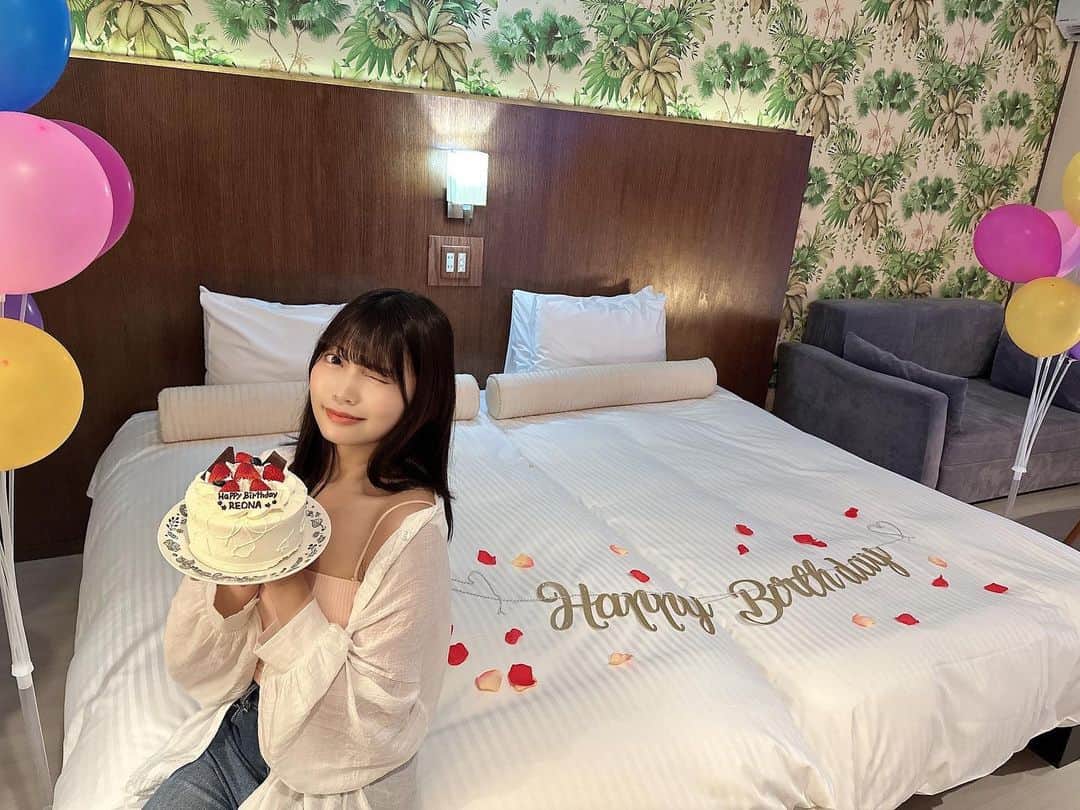 松下玲緒菜さんのインスタグラム写真 - (松下玲緒菜Instagram)「嬉しい🎂⭐️ . . . ラカーサ パナシア 沖縄リゾートさんにご招待いただき沖縄に遊びに行ってきたよ🌻 お部屋に入ったらままとホテルのスタッフさんがまさかの誕生日サプライズしてくれて感動… 素敵なホテルでリゾート地に来た気分でした😳  他にも大好きなサウナとか、流れるプールもあったからまた写真載せるね〜 . . .  @la_casa_panacea_okinawa_resort #沖縄リゾート #恩納村ホテル #リゾートホテル #流れるプール #プライベートリゾート #okinawa #lacasapanaceaokinawaresort #沖縄ホテル #サウナ #沖縄旅行 #沖縄 #恩納村 #プール #誕生日サプライズ #birthday PR」5月19日 23時09分 - matsushita_reona