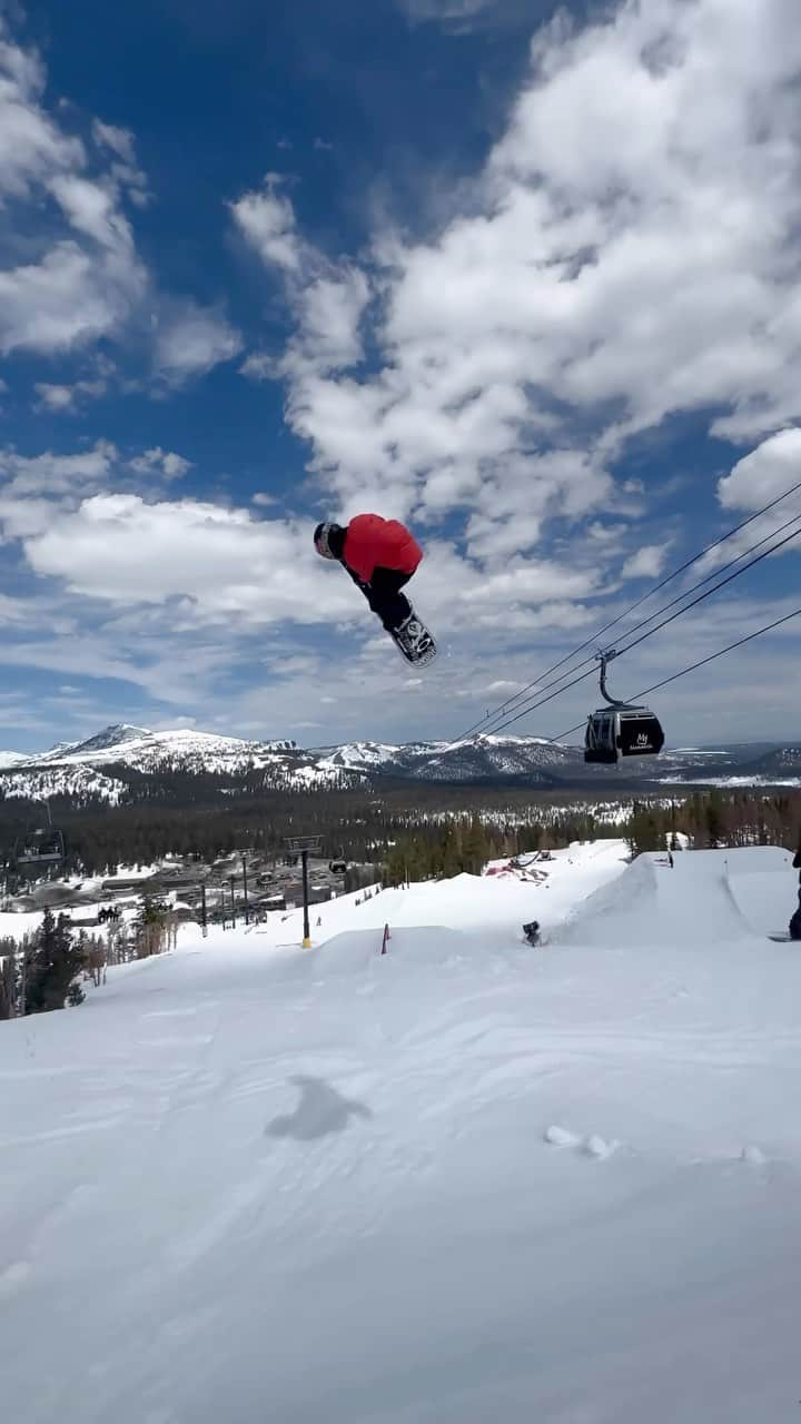 上田ユキエのインスタグラム：「Stomping it 🔥CAB900.  Thank you ! 📸 @hanatominamiya @kazuhito_edamatsu   @mammothunbound @mammothmountain  @burton @oakleyjapan @volcom @volcomsnow @volcomjapan @unfudge_official @hayashiwax @cocopalm3s @mammothtrampolineclub」