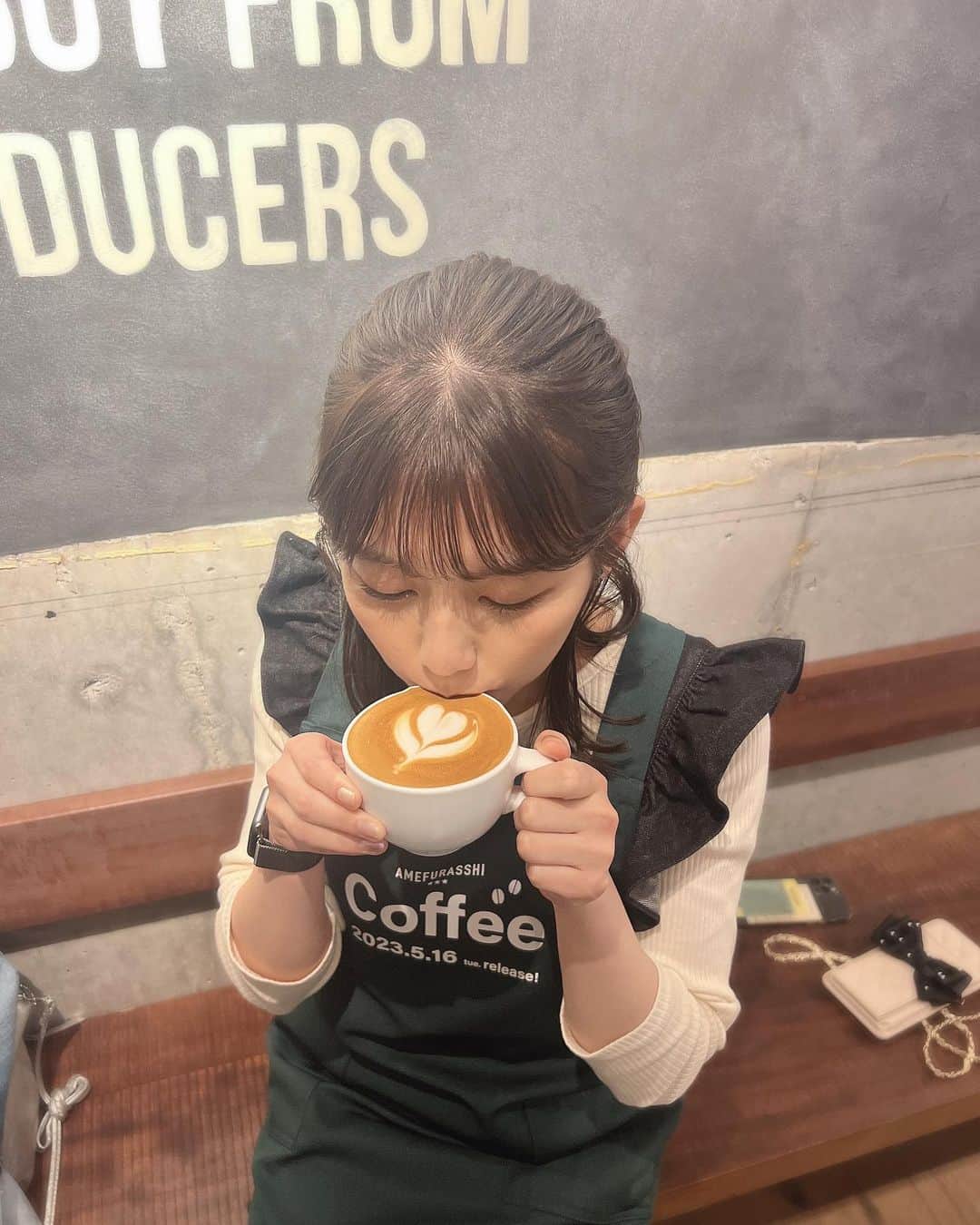 鈴木萌花のインスタグラム：「⁡ ⁡ バイトするなら カフェの店員さんやりたいなぁ💭🤎」
