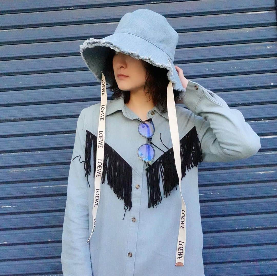 佐藤 渚のインスタグラム：「日差しが強い時はloeweさん  お引っ越ししたらいっぱい服買うぞ♡   #ボブパーマ  #loewe #コーデ　#デニムコーデ  #帽子」