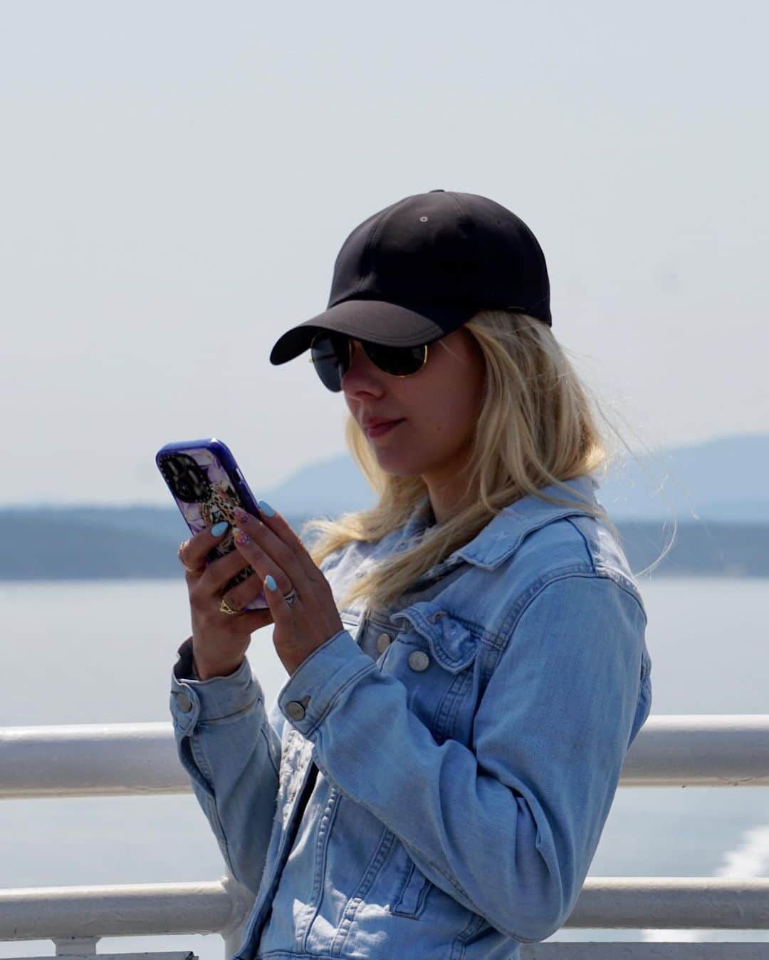 アレクサ・シメカのインスタグラム：「Most likely texting my hubby because I miss him. Luckily, I have these amazing humans to keep me smiling! 😎  📸 @lissastarr  #soifamily #ferry #canada」