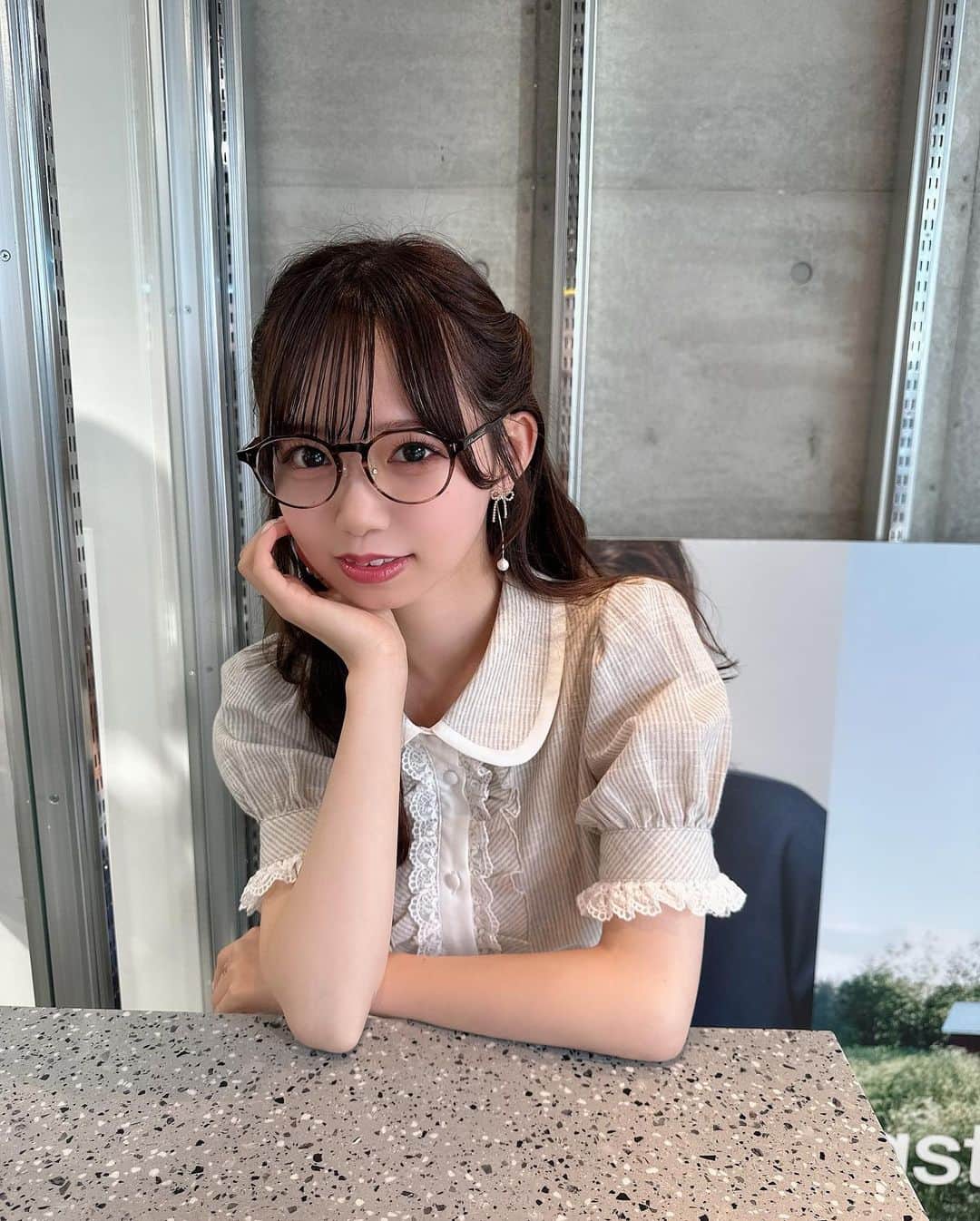 畑美紗起のインスタグラム：「めがねちゃんになったよ、似合ってるー？☺️  本日からコラボ服先行販売開始しました💞  さっそくゲットしてくださったみなさん 本当にありがとうございます🫶🏻  喜んでくださって、うれしくって、かわいくお写真撮ってくれたり たくさんありがとうございます🌸  みんながコラボ服を着るとうきうきするような 特別なお洋服になったらうれしいです🐩🦴  あしたのイベントもたのしみにしてるよお∩^ω^∩  おようふく: @evelyn.official  めがね: @resee.official   #畑美紗起 #evelyn」