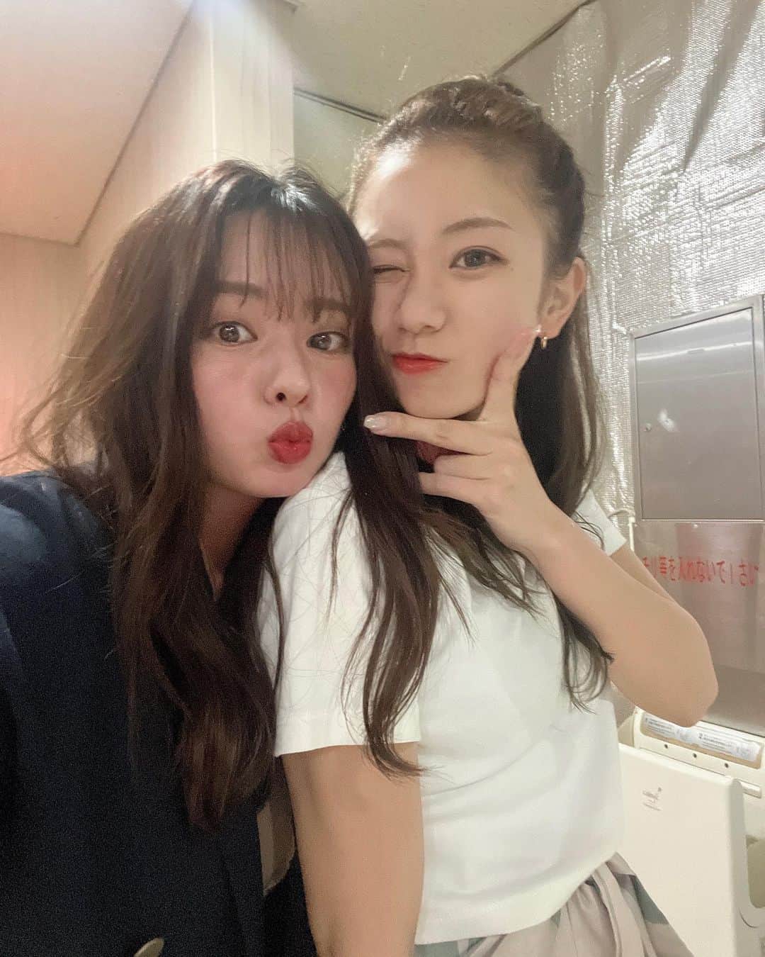 山田菜々のインスタグラム：「どれもしっくりこなくて どれ１枚目にしよう..って悩んでたら １ヶ月経ってしまいました..🫣🥊  あいなに２回確認したけど、載せていいよってことなのであいなのギャル写真もおさめます☺️🫰✨笑  あいなほんとすき！🥹💓」