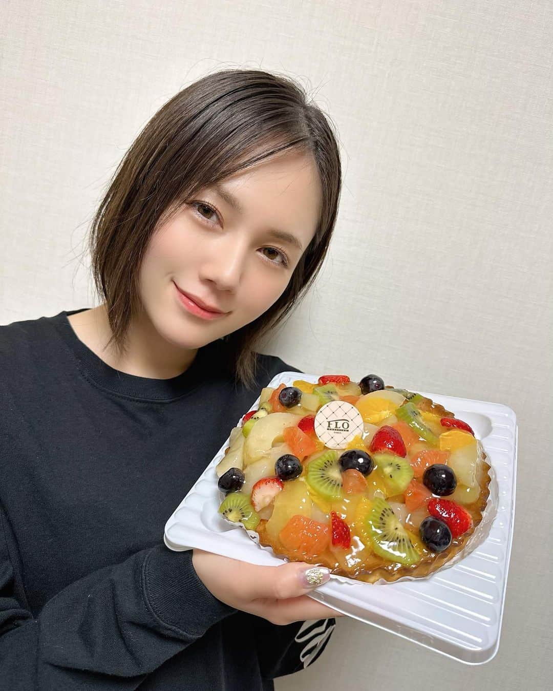 涼森れむのインスタグラム：「. . . 昨日撮影だったんだけど、撮影終わりに監督から4周年おめでとうってフルーツタルト頂きました☺️🫧 . めちゃくちゃ美味しかったぁ🤤💭」