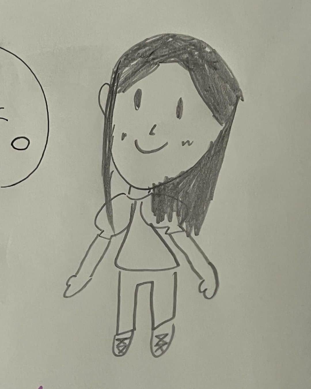 荒井レイラのインスタグラム：「みなさんお久しぶりです〜 サボってた訳ではなく 映えた毎日を送ってないので あげれる写真がなかったです😂 ⁡ なので今年の私のインスタ投稿はほとんど沖縄にいます← ⁡ 今日は子役をやってる月陽(つきひ)ちゃんが 私を描いてくれました😊 ⁡ 絵を描くのがとても上手で 「次なに描くー？」と休む暇なく たくさん描いてくれました☺️かわゆ ⁡ ありがとう〜♡」