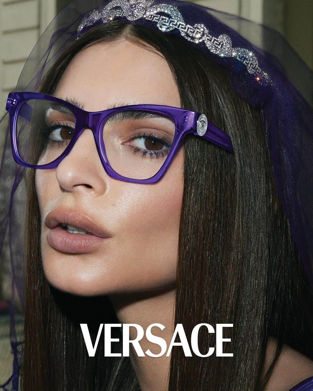 エミリー・ラタコウスキーのインスタグラム：「@versace SS23 💜 only available @lenscrafters」