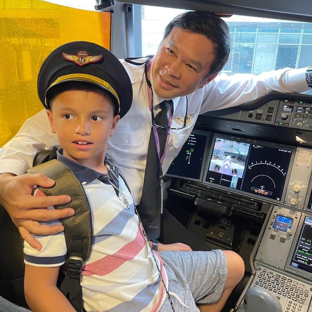 タイ航空さんのインスタグラム写真 - (タイ航空Instagram)「Fueling dreams of flight! ✈️👨‍✈️✨ Our young passenger aspires to be a pilot, and we were thrilled to make his dream come alive! 🛫👦 After a smooth landing, we opened the cockpit door and let him step into the world of aviation! Thai Airways, inspiring the next generation of high-fliers! 🌟🚀 Credit photo :  FC  Pong  W. 37139 CIC Benpakaros  P. 29775 Young pilot : Matteo  Jonsson Route : TG960 BKK-ARN Date : 17 May 2023  #ThaiAirways #smoothassilk #DreamsTakeFlight #FuturePilot #magiclejourney #stockholm #sweden #youngpilot #tg」5月19日 23時25分 - thaiairways