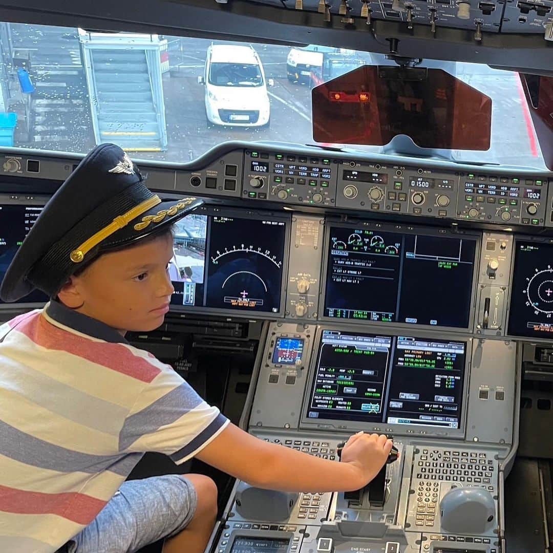 タイ航空さんのインスタグラム写真 - (タイ航空Instagram)「Fueling dreams of flight! ✈️👨‍✈️✨ Our young passenger aspires to be a pilot, and we were thrilled to make his dream come alive! 🛫👦 After a smooth landing, we opened the cockpit door and let him step into the world of aviation! Thai Airways, inspiring the next generation of high-fliers! 🌟🚀 Credit photo :  FC  Pong  W. 37139 CIC Benpakaros  P. 29775 Young pilot : Matteo  Jonsson Route : TG960 BKK-ARN Date : 17 May 2023  #ThaiAirways #smoothassilk #DreamsTakeFlight #FuturePilot #magiclejourney #stockholm #sweden #youngpilot #tg」5月19日 23時25分 - thaiairways
