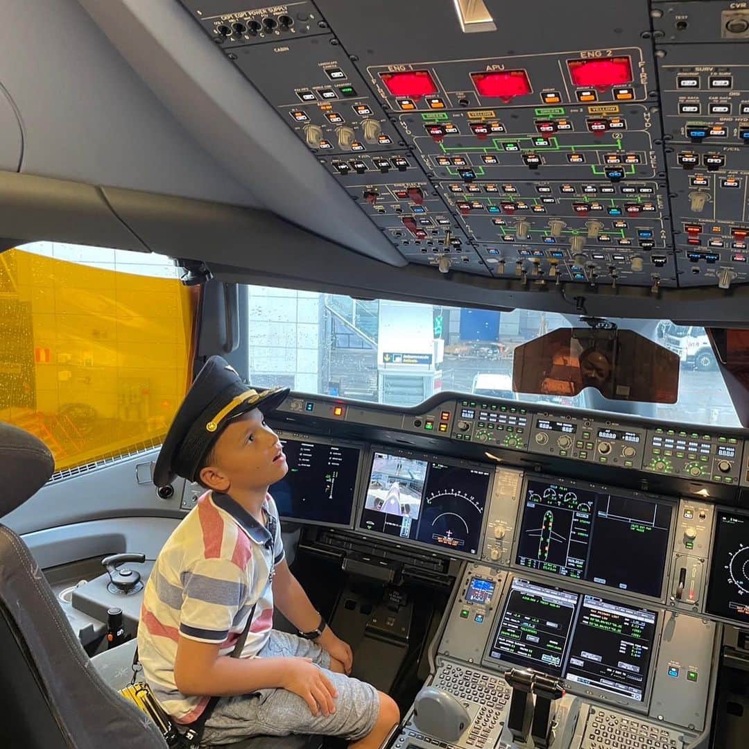 タイ航空のインスタグラム：「Fueling dreams of flight! ✈️👨‍✈️✨ Our young passenger aspires to be a pilot, and we were thrilled to make his dream come alive! 🛫👦 After a smooth landing, we opened the cockpit door and let him step into the world of aviation! Thai Airways, inspiring the next generation of high-fliers! 🌟🚀 Credit photo :  FC  Pong  W. 37139 CIC Benpakaros  P. 29775 Young pilot : Matteo  Jonsson Route : TG960 BKK-ARN Date : 17 May 2023  #ThaiAirways #smoothassilk #DreamsTakeFlight #FuturePilot #magiclejourney #stockholm #sweden #youngpilot #tg」
