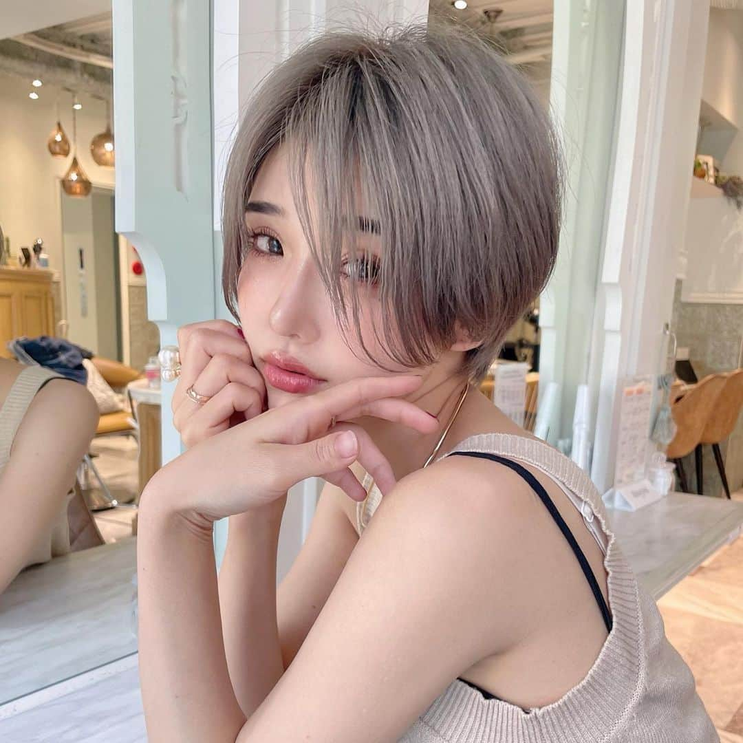 マリカのインスタグラム：「最近のカラーとヘアーだよん💜🫶 今回カラーは @zakishin_hair に頼んだ🙏  肌なじみのいいグレージュ🫡 大人可愛い感じで気に入った🫶 ほんで髪の毛ツヤツヤしてくれて ロングの方にもおすすめな @zakishin_hair チャン🎧  ありがとうー✨📌  セットは名古屋のカリスマ @ryooogq さん✂️ 名古屋でサロン探されてる方ー！ ぜひぜひ‪(っ ॑꒳ ॑c)  #ママコーデ #サロンモデル #ママコーデプチプラ #メイク  #メイク好きさんと繋がりたい #サロモ #ヘアモデル #関西モデル #お洒落さんと繋がりたい #make #ショート#ショートヘアモデル #アラサーコーデ #30代コーデ  #外人メイク #makeup #ハンサムショート #大人ショート  #大人ショートボブ #前髪長めショート」