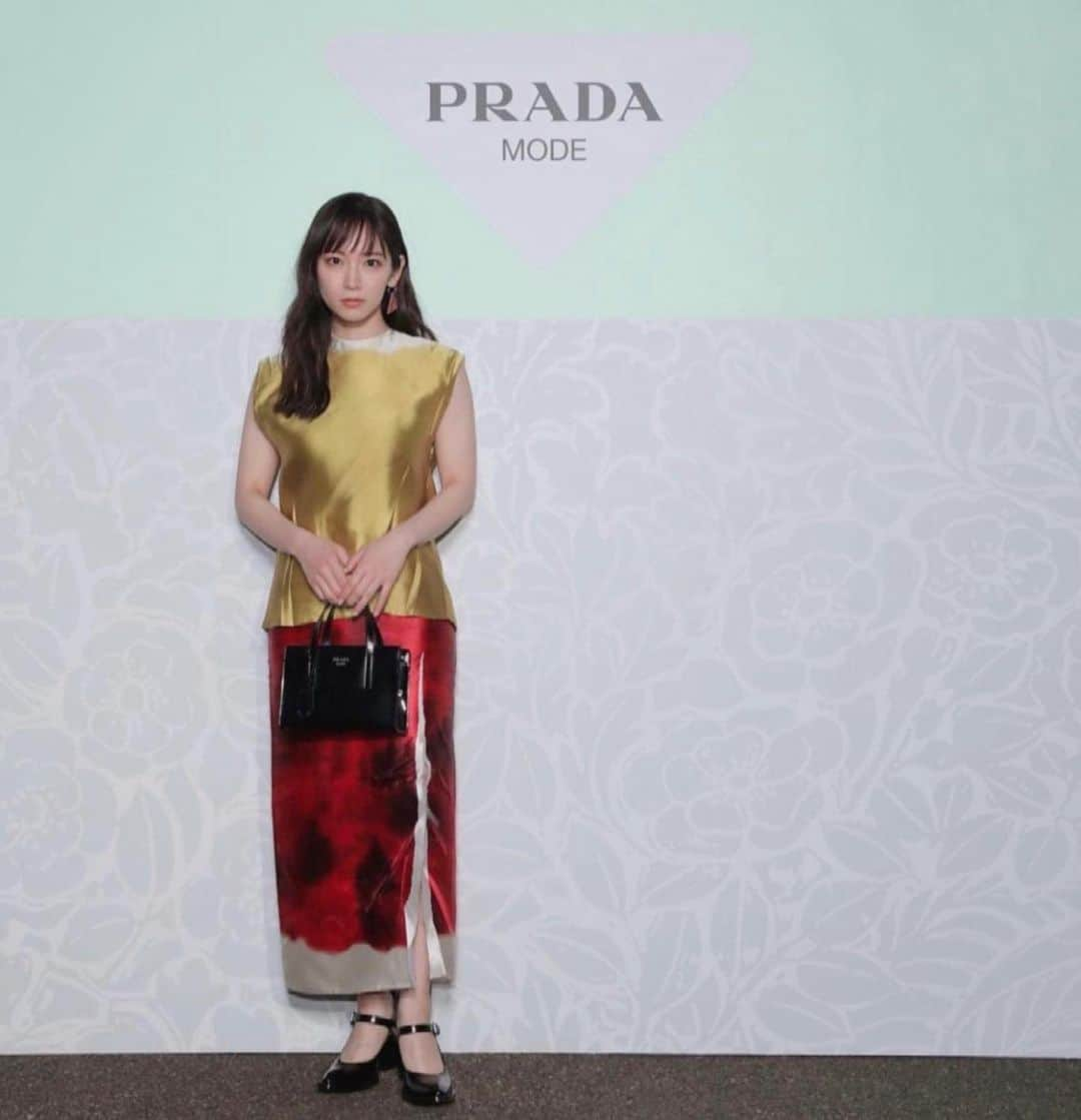 中野明海のインスタグラム：「PRADA MODO TOKYO  ちょっと前ですが、  ✨吉岡里帆✨ちゃんの メイクで、 行って来ました。 @riho_yoshioka  ✨ピュアで繊細で SO Beautiful🎶👏🏻✨  東京に この庭園美術館がある事は 本当に誇らしい素晴らしさ。 もっと緑の多いTOKYOであって欲しいです🌲🌳  この横を走る高速は ここだけ夜は壁に付けられたライトで道路を照らしています。 高いところにライトをつけると この森に住んでる鳥達が夜寝れないから、って理由だと聞いて、感動😭🙏🏻✨  名和晃平「PixCell Flamingo」2023  名和晃平「Mol (larva) 」2020  三嶋りつ恵「宇宙の雫」  #prada  #東京都庭園美術館 #吉岡里帆 #中野明海 @prada」