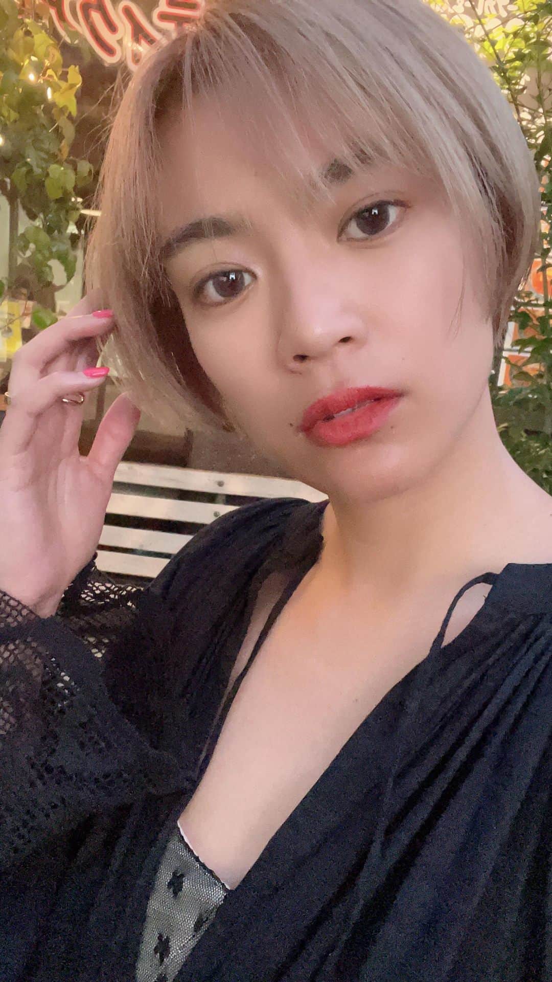 平アスカのインスタグラム：「とても好評！NEW HAIR 🤍 結局ショートが落ち着く @hideakiueda  #newhair」