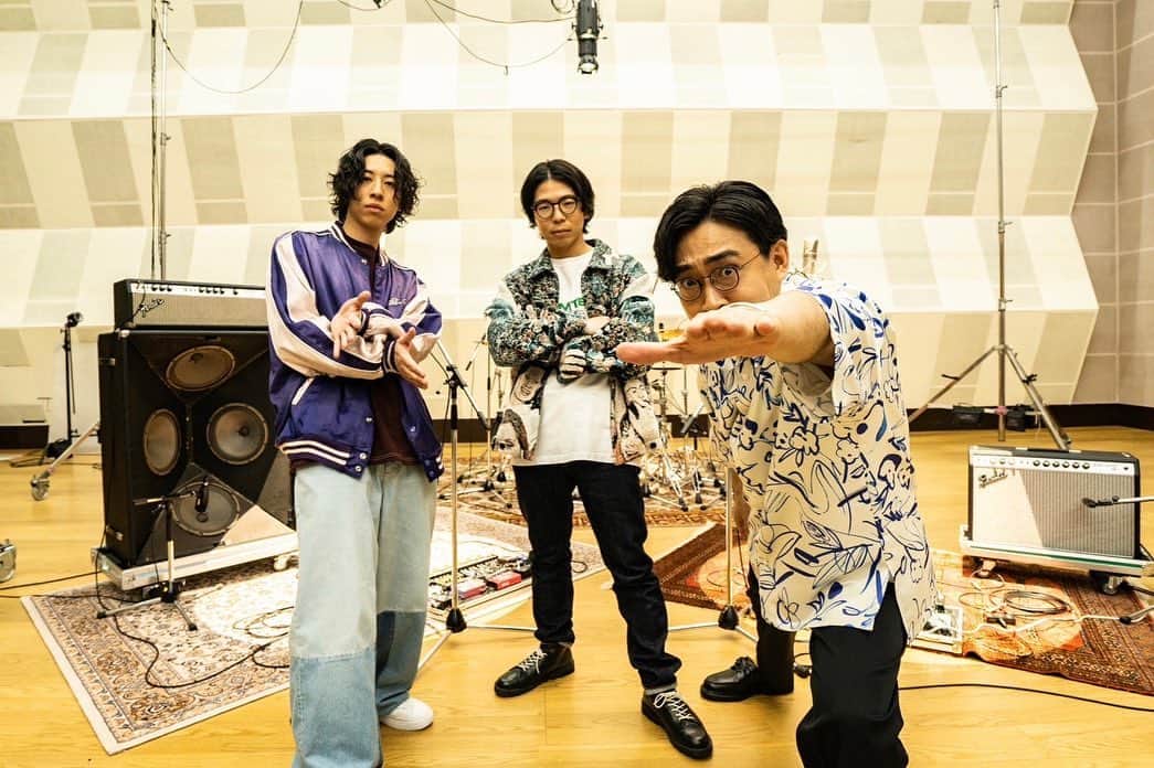 鷲見こうたさんのインスタグラム写真 - (鷲見こうたInstagram)「いよいよ明日から全国ワンマンツアー"SPACE ACTA STATION"が始まります。初日岡山YEBISU YA PRO宜しくお願いします！  今まで皆さんにご協力いただいたガイドラインは今回から無くなります。マスクの着用はご自身の生活環境や気持ちに合わせて判断してください。  声出しも可能となりますが、無理して歌う必要はないです。ひとりひとりが周りに合わせることなく自分の楽しみ方で過ごしてくれたら幸いです。  手拍子も小躍りもあなたがしたいと思った時にすれば良いと思います。  ステージ上にもギター弾いて歌ってる人間や、ドラムを叩いてる人間、ベースを持ちながら妙な動きをしている人間がいたり、各々で適当に楽しんでるので、楽にいきましょう！  知らない曲があっても全然いいぜ！堂々としていてくれ！  ライブハウスで皆さんと会えるのを楽しみにしています！！！  さぁ、良い旅にするぞー！！！！ はー！どっこいしょ！！！！  Photo by chihiro (@chiro1203.jp )」5月19日 23時30分 - spongeboku226