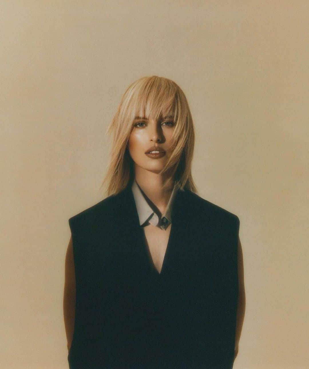 カロリナ・クルコヴァのインスタグラム：「LEADERS // @vogueczechoslovakia // check out some BTS images on stories for this cover story.  Photographed by Marek Micanek 🇨🇿 @marekmicanek」