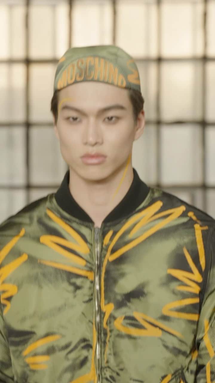 Moschinoのインスタグラム：「Fashion and art, the greatest love affair of all. Discover the latest bright and bold menswear from #MoschinoSS23, inspired by American artist Tony Viramontes.   #Moschino #MoschinoRunway」