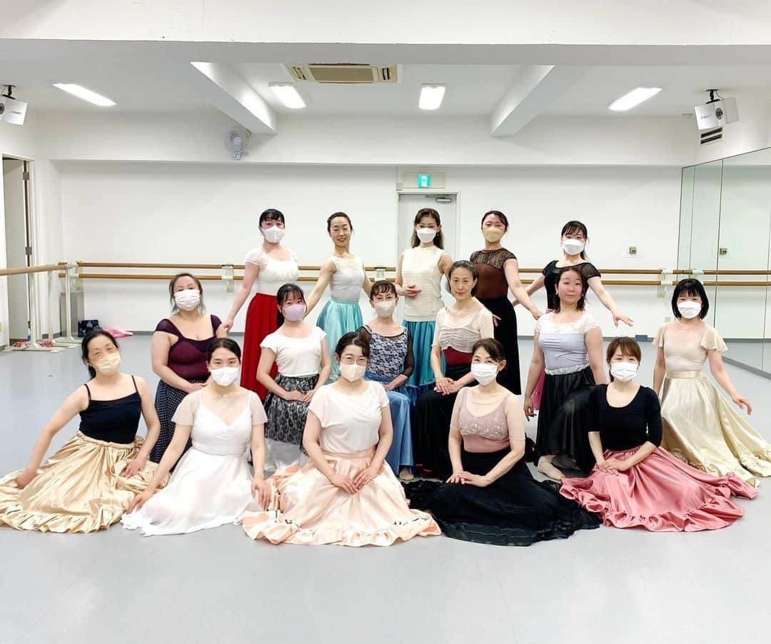 のインスタグラム：「Chacott宮益坂バレエスタジオ 特別講座、本日も終了しました。  ご参加くださった皆さん、 ありがとうございました。  とてもきれいな、 私も大好きな曲でレッスンできて 嬉しかったです。  皆さんも終始集中して、 頑張って踊ってくださいました👏  今日のレッスン終わりに、 次回は6/23(金)20:10〜21:40と 発表になりました。  お問い合わせ・ご予約はChacott宮益坂バレエスタジオへ。  お待ちしています。」