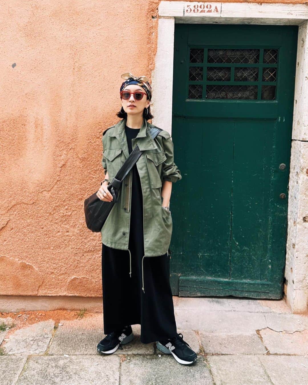 高山都さんのインスタグラム写真 - (高山都Instagram)「旅先では、その土地に合わせてスタイリングを楽しみたい。 気候とか雰囲気とか行く場所とか、そういうので持ってきてる服たちもアレンジしちゃうというか…。  いつもならシンプルに着ちゃう黒ワンピも、ヴェネチアは街の風景に合わせて少し冒険を。  頭にスカーフターバン巻きしてみたら異国感出て良い感じ！  one-piece @curensology  jacket @hyke_official  scarf @maisonmargiela  bag @lemaire_official  shoes @newbalance  eye wear @eyevan_official  スカーフは肩でも首でも頭でもいいし、巻き方や使い方で雰囲気が変えられるから旅には良さそうだなーと改めて最近感じてます。 マスク必須の時は、どうやっても素敵に見せられなかったから、今こそスカーフ遊びが楽しい！！  #都ふく #都の旅の記録」5月19日 23時39分 - miyare38