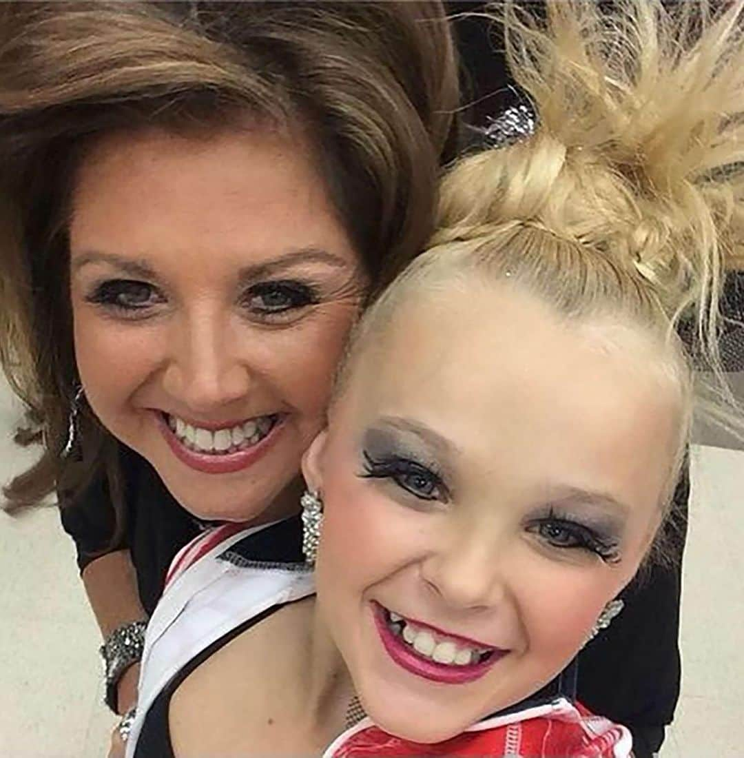 アビー・リー・ミラーさんのインスタグラム写真 - (アビー・リー・ミラーInstagram)「HAPPY BIRTHDAY BABE! Always proud of you and all of your amazing accomplishments! 🌈😘 @itsjojosiwa #aldcalways #aldcproud #aldcla #aldc #abbylee #audc #dancemoms #happybirthday #abbyleedancecompany」5月19日 23時46分 - therealabbylee