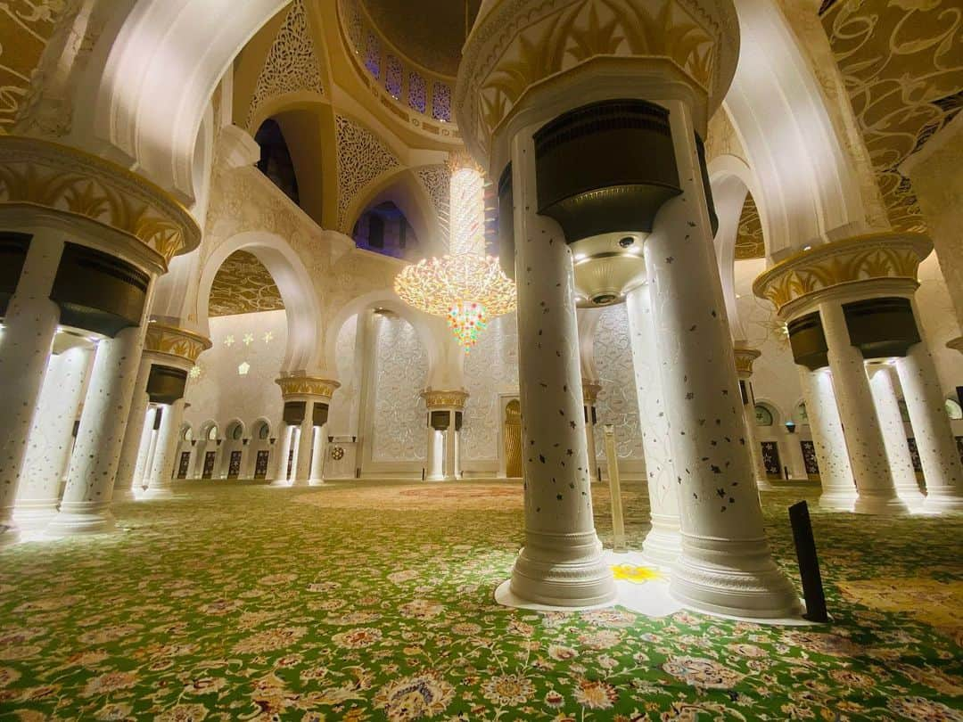 ユナ・デュフネさんのインスタグラム写真 - (ユナ・デュフネInstagram)「📍Grande Mosquée, Sheikh Zayed, Abu Dhabi 🇦🇪 . . . #mosqueeabudhabi #sheikzayedgrandmosque #AbuDhabi #millesetunenuits #Blue #Night #Lights」5月19日 23時48分 - youna_d