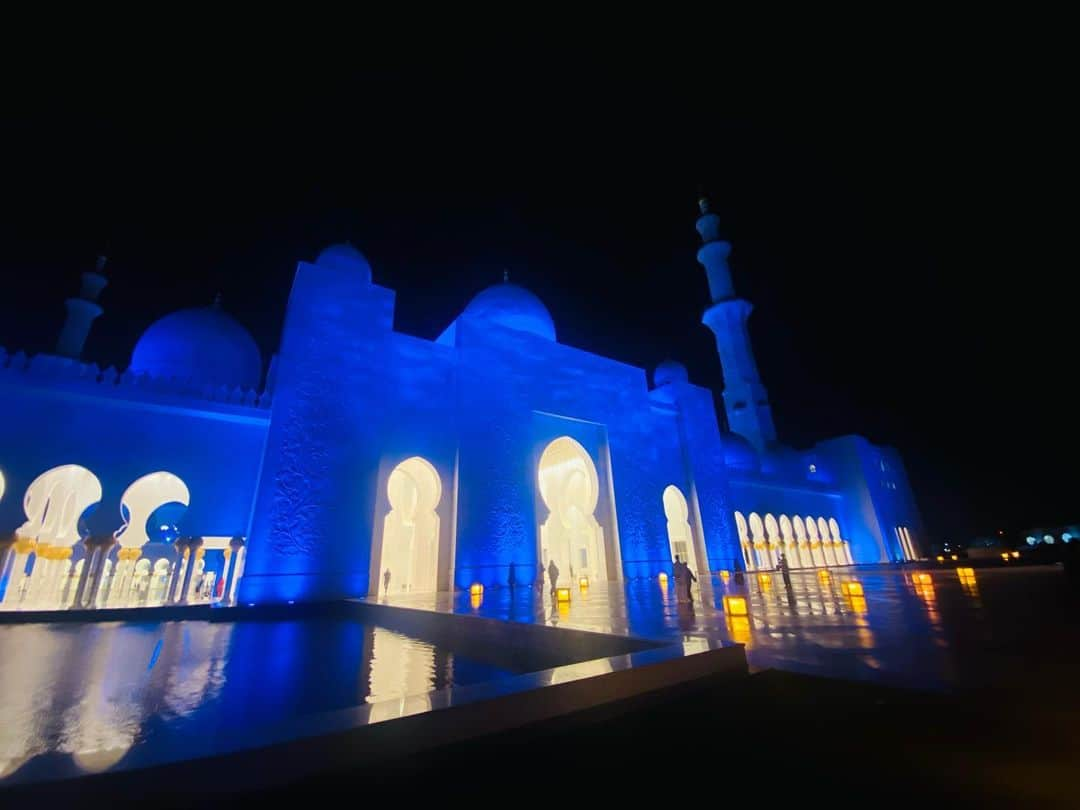 ユナ・デュフネさんのインスタグラム写真 - (ユナ・デュフネInstagram)「📍Grande Mosquée, Sheikh Zayed, Abu Dhabi 🇦🇪 . . . #mosqueeabudhabi #sheikzayedgrandmosque #AbuDhabi #millesetunenuits #Blue #Night #Lights」5月19日 23時48分 - youna_d