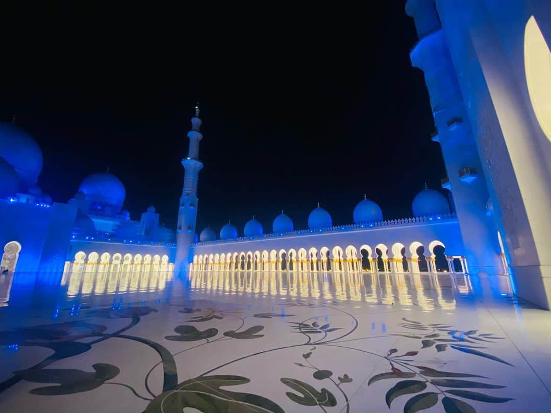 ユナ・デュフネさんのインスタグラム写真 - (ユナ・デュフネInstagram)「📍Grande Mosquée, Sheikh Zayed, Abu Dhabi 🇦🇪 . . . #mosqueeabudhabi #sheikzayedgrandmosque #AbuDhabi #millesetunenuits #Blue #Night #Lights」5月19日 23時48分 - youna_d