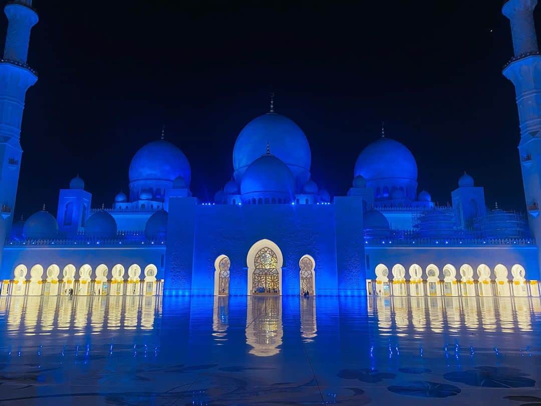 ユナ・デュフネのインスタグラム：「📍Grande Mosquée, Sheikh Zayed, Abu Dhabi 🇦🇪 . . . #mosqueeabudhabi #sheikzayedgrandmosque #AbuDhabi #millesetunenuits #Blue #Night #Lights」