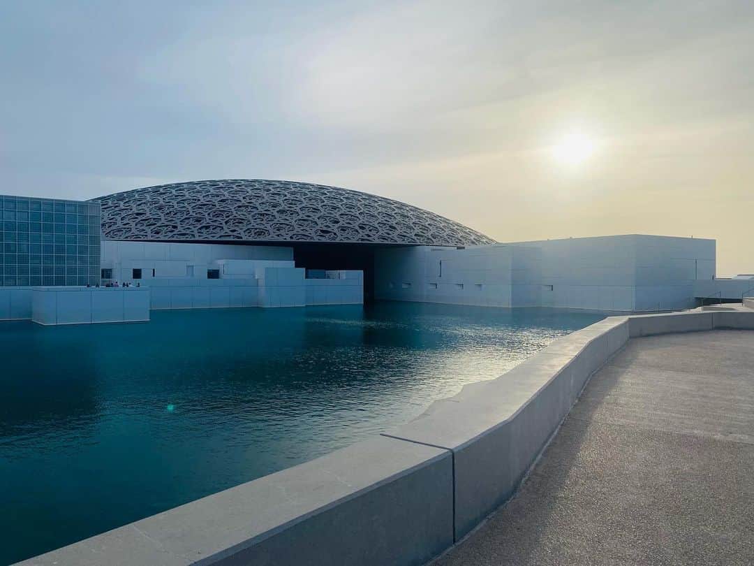 ユナ・デュフネのインスタグラム：「📍Louvre, Abu Dhabi 🇦🇪 . . . #Louvre #Chirac #AbuDhabi #sunlight #Architecture #Sea #Culture」