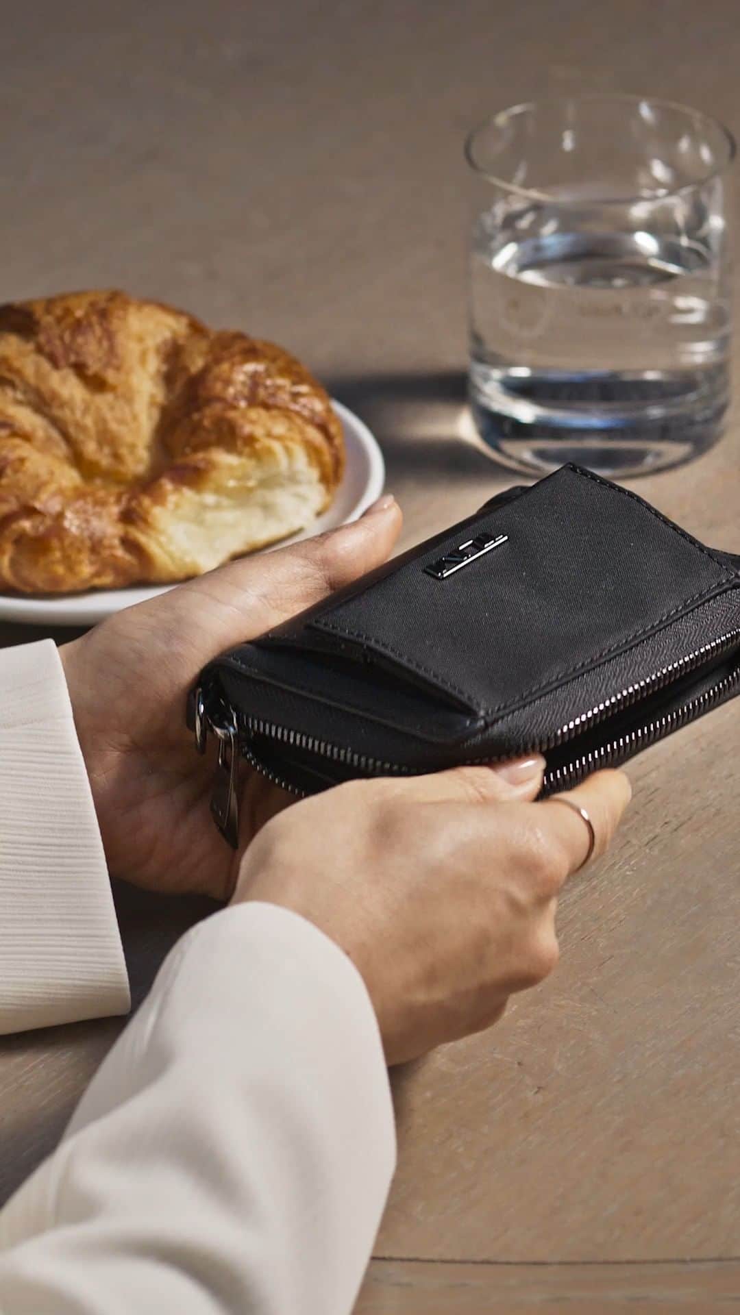 トゥミのインスタグラム：「Picking up the tab, but making it chic.  #TUMI」