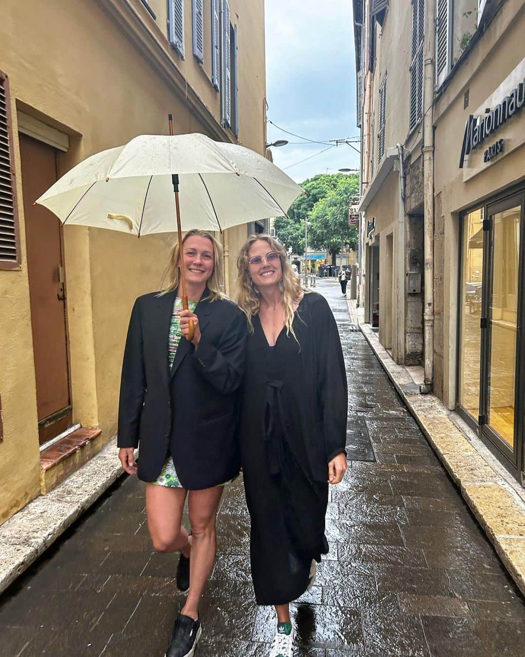 サラ・ショーストレムのインスタグラム：「Callea ✅ Canet-en-Roussillon ✅ Antibes ✅ And now Monaco 🇲🇨 So far the rain follow us everywhere we go 🤪🌧️」