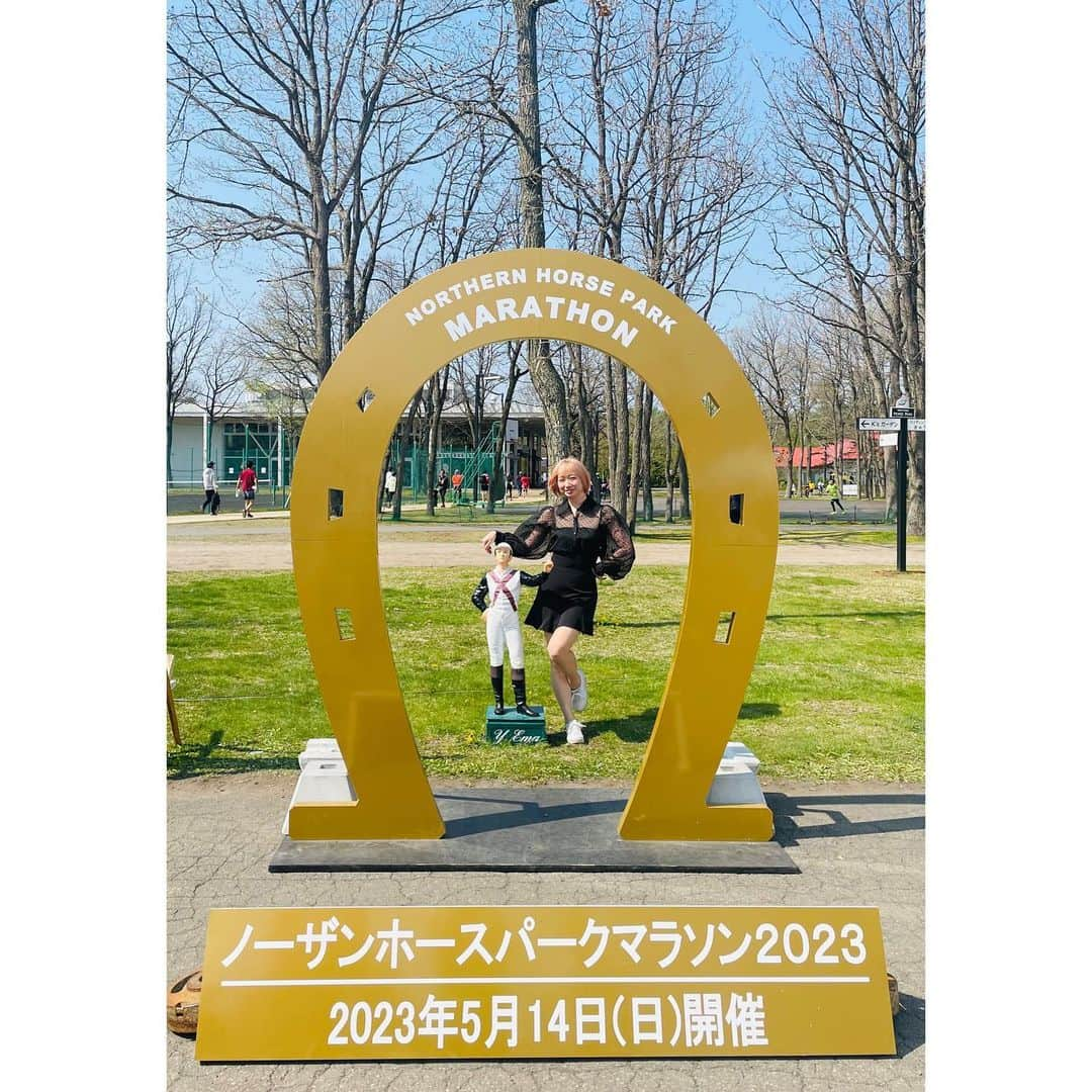 有明ゆなさんのインスタグラム写真 - (有明ゆなInstagram)「初めてのマラソンチャレンジ🏃‍♀️ とりあえず ハーフはまだ怖いから ７キロからってことで トレイルランニング🧢✨ . 競馬好きだし 北海道すきだから 『ノーザンホースパークマラソン』 これからのスタート🚩 . 普段応援しているお馬さんたちが どんなところを走ってるのか 知れるということで 楽しみしかなかった🫶🫶🫶 . だから 毎日トレーニングと ランニングがんばれた💛💜💚  . 初めてのチャレンジで まあまあな タイムだったらしい🔥 自分では実感なかったけどwww ダートが辛すぎて 時間がかかったのは 実感してたし🤣🤣🤣 レースみながら 『させや！！！！』とか 言ってたけどさ〜 こりゃー脚おもくてさせねぇ🫨 って自分で思っちゃったよね🤣 しんどかったもんwwwww . 海を走り慣れてなかったら これ無理やわー🏃‍♀️💦 思ったもんwwww . でも楽しくて 来年もチャレンジするぞ🔥 脚鍛えるしかないな！ あのダートに負けない脚をwww ガハハハハハハ . . . . #マラソン #マラソン女子 #マラソントレーニング #マラソン大会 #マラソン初心者 #ノーザンホースパーク #ノーザンホースパークマラソン2023 #トレイルラン #トレイルランニング」5月19日 23時57分 - ariake_yuna