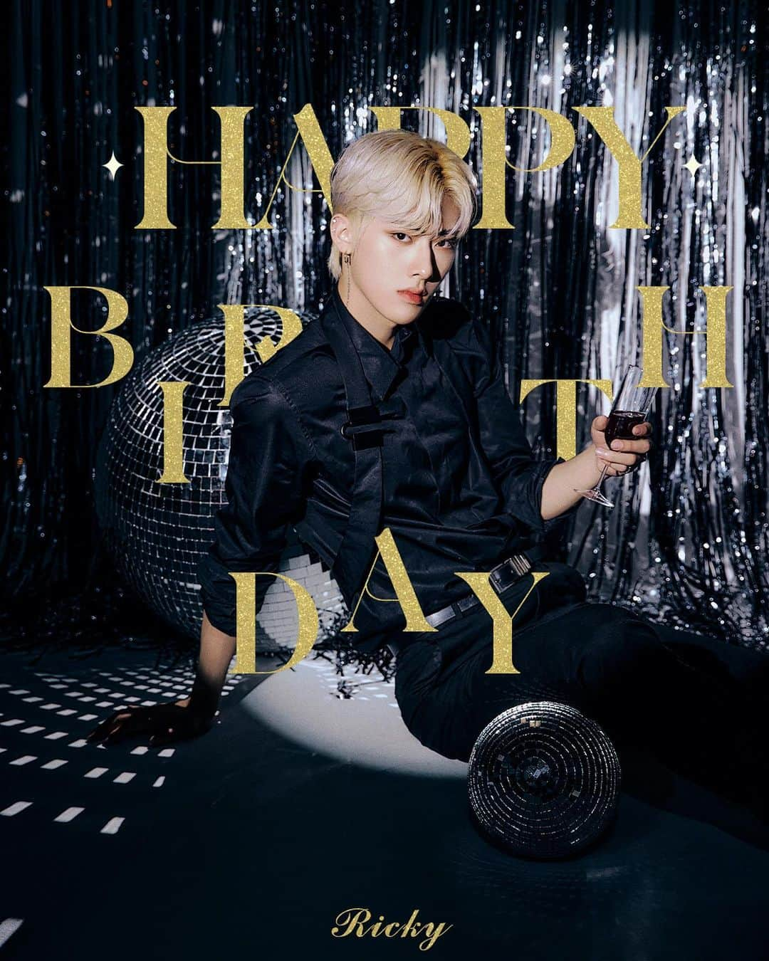 ZEROBASEONEさんのインスタグラム写真 - (ZEROBASEONEInstagram)「We wish Happy Birthday to 𝓡𝓲𝓬𝓴𝔂 ⠀ B-DAY LIVE 05/20(SAT) 10PM(KST) @ ZB1 Official Instagram ⠀ #ZEROBASEONE #ZB1 #RICKY #제로베이스원 #리키 #0_1 #StrawberRickyDay #사랑날_태어난_리키야_워아이니」5月20日 0時00分 - zb1official