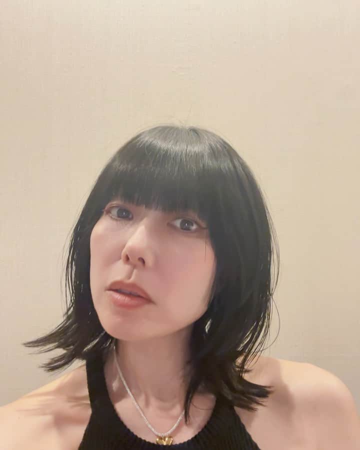 簑島三佳のインスタグラム：「@didion_beauty  トーンカラーマスカラがとっても優秀  実はカラーマスカラ苦手で ボリューム出なかったり色が弱かったりして目の印象薄くなるイメージだったけど DIDIONのは発色もボリュームも完璧だし全然取れないから水際にも絶対いい  上まつげはピンクやブルーで遊んで 下まつげはグレーでしめるのがお気に入り♡  今日航空券とホテル取り 明日から２泊3日で遠出する事にしたうちの家  ほんとに急に決めすぎる  明日のチビの運動会終わったらダッシュで空港  DIDIONのコスメでめっちゃアイメイク遊ぶ予定  雨予報良くなるといいなー☀️  @didion_beauty  #didion #didionbeauty」