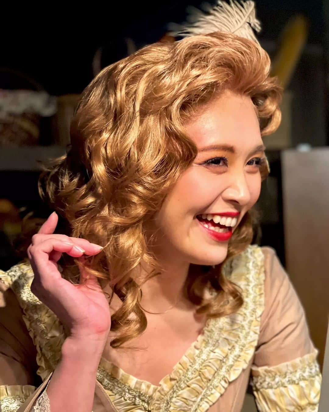 栗山絵美のインスタグラム：「#ミュージカルSPY 残すところ、後2日！ 明日から、毎公演が誰かの大千穐楽！ 2回公演×2日間、ラストまでしっかりと務め上げたいと思います。 大千穐楽、笑顔で終われますように✨  21日は、昼も夜も配信がありますので、是非！ 一緒に大千穐楽を過ごして下さいね🥜(アーカイブ付)  #お気に入り #オペラのシーンのお衣裳」
