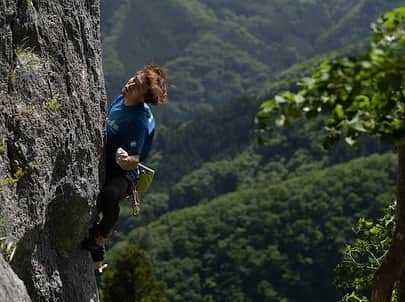 伊東秀和さんのインスタグラム写真 - (伊東秀和Instagram)「真夏日の二子山☀️ 季節が移り変わっていく。 また違う一面を見せてくれる自然。日本は四季があって良いよね。 今回も沢山の素晴らしい写真ありがとうございます。 Photographer 📸 @tallers_photopress   昨日は先日のボルダーの後に、指の痺れと内出血があったので無理せずに登る事に。色々な課題をリピートで、じっくりと一本一本楽しんだ1日✨ 最後まで本気で指を使うのを我慢したので、そんな自分を褒めたい💫何度、やっちゃうかーって気持ちが揺らいだことか😅 帰りに食べたお蕎麦も美味しかった〜✨✨✨ @raffinee_orientalbio  @a_climbing_jp  @mammut_japan  @camp1889outdoor  #二子山  #小鹿野町 #真夏日 #クライミング  #岩を楽しむ  #自然を楽しむ  #緑 #岩 #空 #日本の四季  #移りゆく季節  #japanrock  #climbing  #climbingrocks  #climbingtrip  #climbingphotography  #climbingworldwide  #climbing_pictures_of_instagram」5月20日 0時00分 - hide9a2019