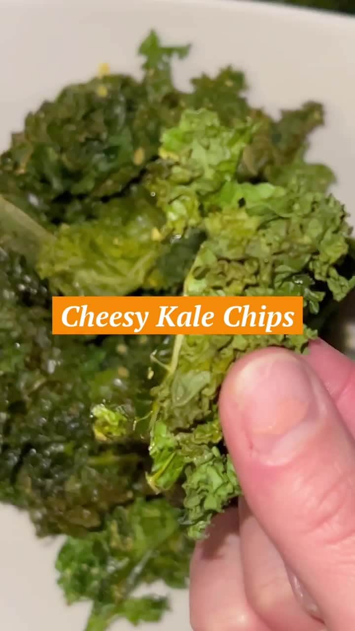 Flavorgod Seasoningsのインスタグラム：「Cheezy Kale Chips Seasoned with:👉 #Flavorgod Himalayan Salt & Pink Peppercorn and Pizza Seasonings!🧂🎥@happyhealthypb⁠ -⁠ 🍕SALE!! National Pizza Party Day - Free Pizza Seasoning with orders $50+ & Free Shipping orders $30+ US ONLY ⁠Shop Now!!⁠ Click link in the bio -> @flavorgod | www.flavorgod.com⁠ 🍕⁠ -⁠ "What you’ll need:⁠ 3 bunches of kale, cleaned⁠ 1 tbsp olive oil⁠ Flavor God Pizza Seasoning, to taste⁠ Flavor God Himalayan Salt and Pink Peppercorn, to taste⁠ 1 tbsp Nutritional yeast⁠ ⁠ Recipe:⁠ 1. Preheat oven to 325 degrees⁠ 2. Cut your kale into 3-4 inch sections down the stem. You can remove the stem, I kept them on because of the extra nutrients⁠ 3. Sprinkle with your seasoning and add olive oil and massage into kale with your hands⁠ 4. Add to a sheet pan lined with parchment paper and bake for 20 minutes or until edges are browned and crispy."⁠ -⁠ Flavor God Seasonings are:⁠ ➡ZERO CALORIES PER SERVING⁠ ➡MADE FRESH⁠ ➡MADE LOCALLY IN US⁠ ➡FREE GIFTS AT CHECKOUT⁠ ➡GLUTEN FREE⁠ ➡#PALEO & #KETO FRIENDLY⁠ -⁠ #breakfast #fitness #food #foodporn #foodie #instafood #foodphotography #foodstagram #yummy #instagood  #foodies #tasty #cooking #instadaily #lunch #healthy #seasonings #flavorgod #lowsodium #glutenfree #dairyfree」