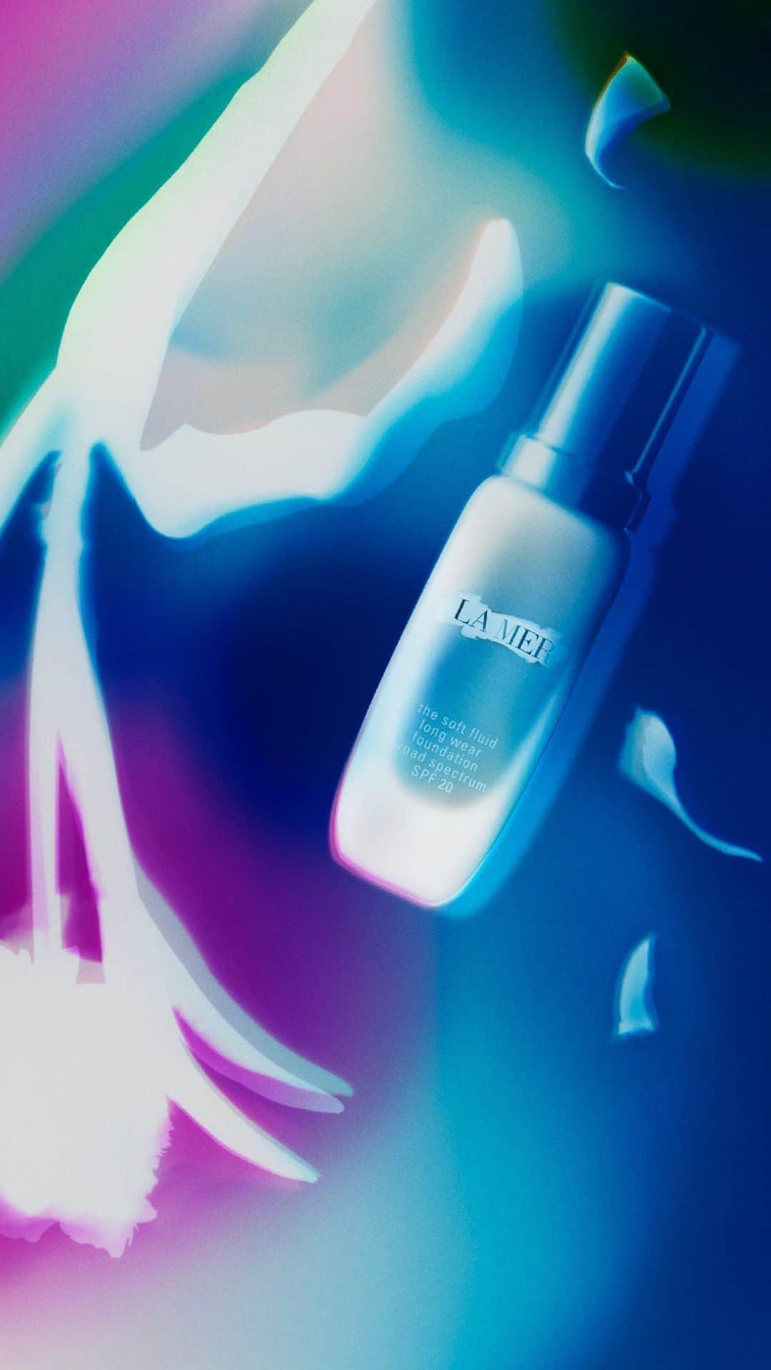 ドゥラメールのインスタグラム：「Flourish into your flawless, radiant self.  The Soft Fluid Long Wear Foundation Broad Spectrum SPF 20 glides on to skin leaving a luminous glow. Powered by our youth-renewing Miracle Broth™, this beauty favorite is long-wearing, helps hydrate skin, and works to soften fine, dry lines.   What do you adore about our La Mer foundation? #lamer #lamerskincare #lamerfoundation」