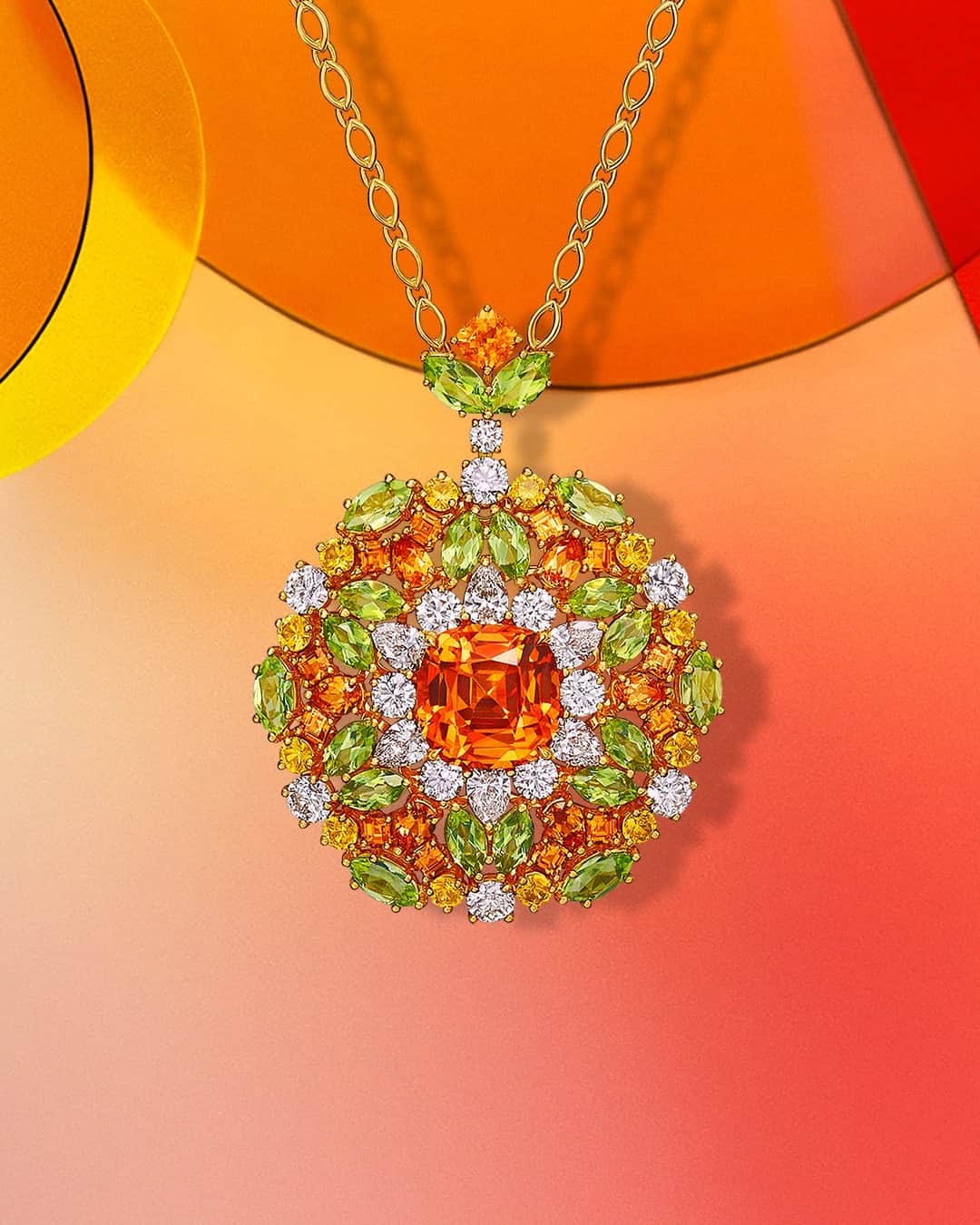 ハリー・ウィンストンのインスタグラム：「With dazzling spessartites, peridots, yellow sapphires, and diamonds, this Winston Kaleidoscope Pendant recalls the sun’s golden warmth. Usher in the summer months with colorful jewels—link in bio. #HarryWinston #WinstonKaleidoscope」