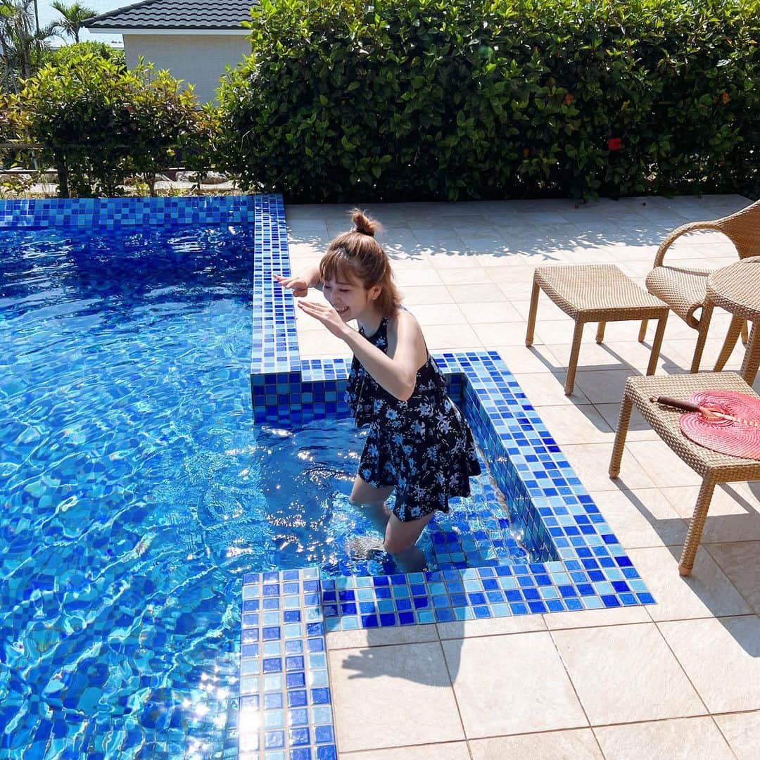 山下まみさんのインスタグラム写真 - (山下まみInstagram)「お部屋におっきいプール🥳 お部屋についてるプールって虫浮きまくりのイメージ強くて苦手だったんだけど、ここ、凄く綺麗。  がしかし、泳げないのでプールより謎のオシャレな団扇の方が活躍したよ🙄  暑過ぎるよ、宮古島っ  #旅行記 #宮古島 #orionbeer  #miyakojima #来間島 #シーウッドホテル」5月20日 0時03分 - yamashita_mami