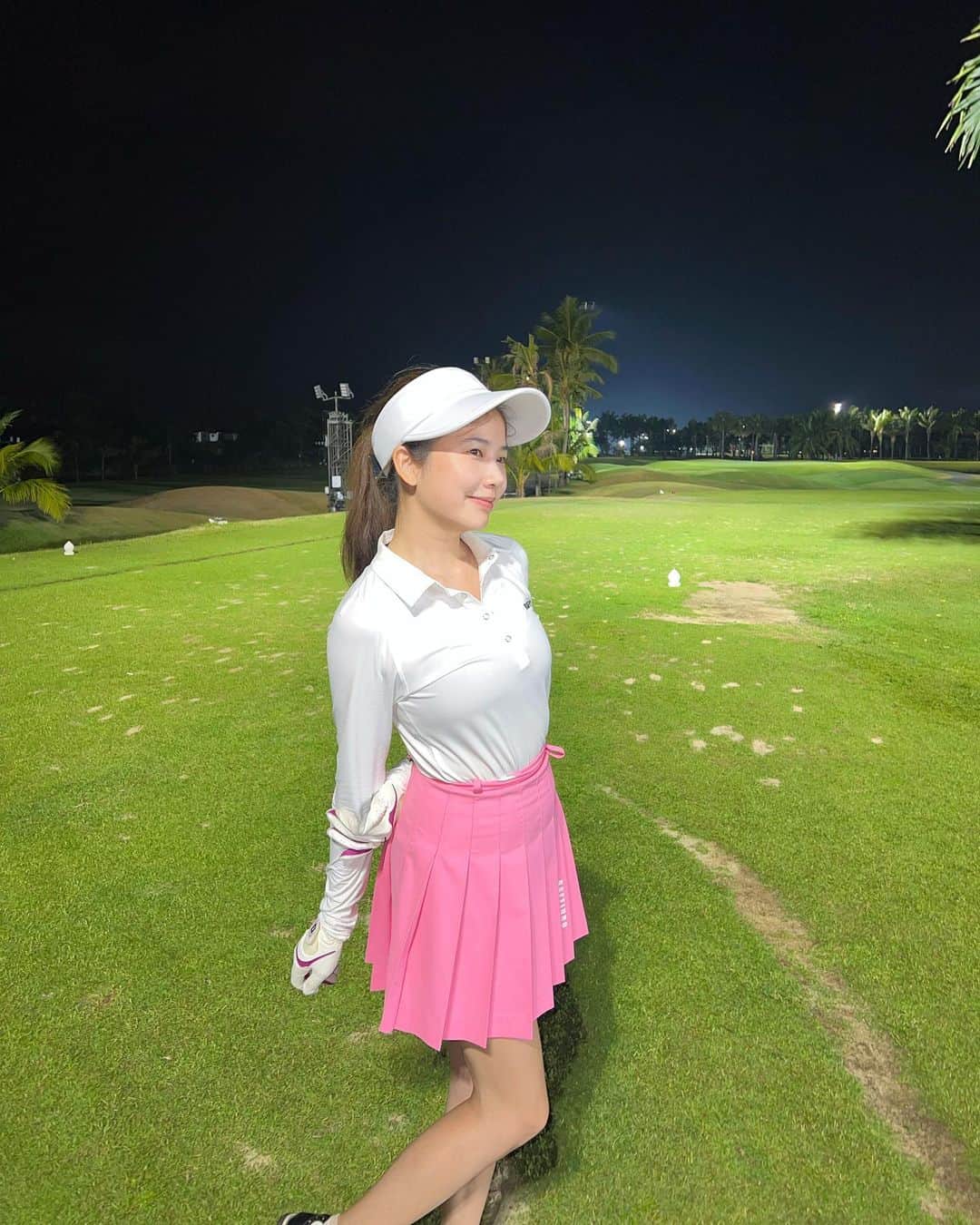 フォン＝サナンタチャット タナパットピサーンのインスタグラム：「Night golf แบบหาลูกเจอก็ต้องสนามนี้เลยค้า สปอร์ทไลท์สว่างมาก @pinehurstgolf.hotel แต่ที่ตั้งตารอคือข้าวขาหมู! ขอแบบหมูล้วนไม่หนังไม่ผัก ซอสเยอะๆ 🥹🥹🥹」